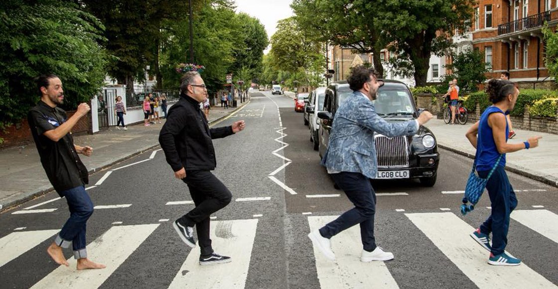 ¡CAFÉ TACVBA REPRODUCE LA PORTADA DEL ABBEY ROAD AL RITMO DE ‘DÉJATE CAER’!