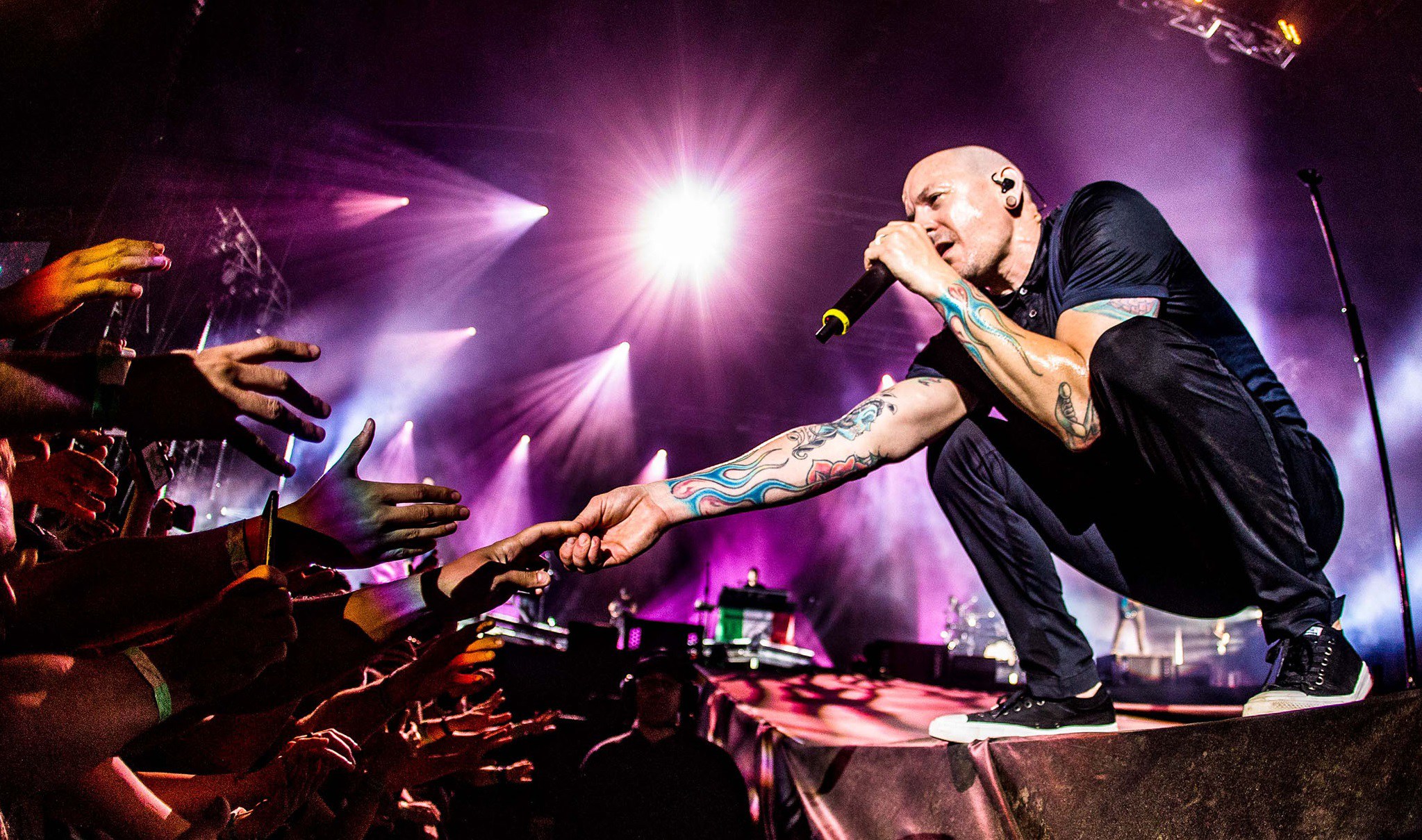 Linkin Park impacta con homenaje a Chester Bennington