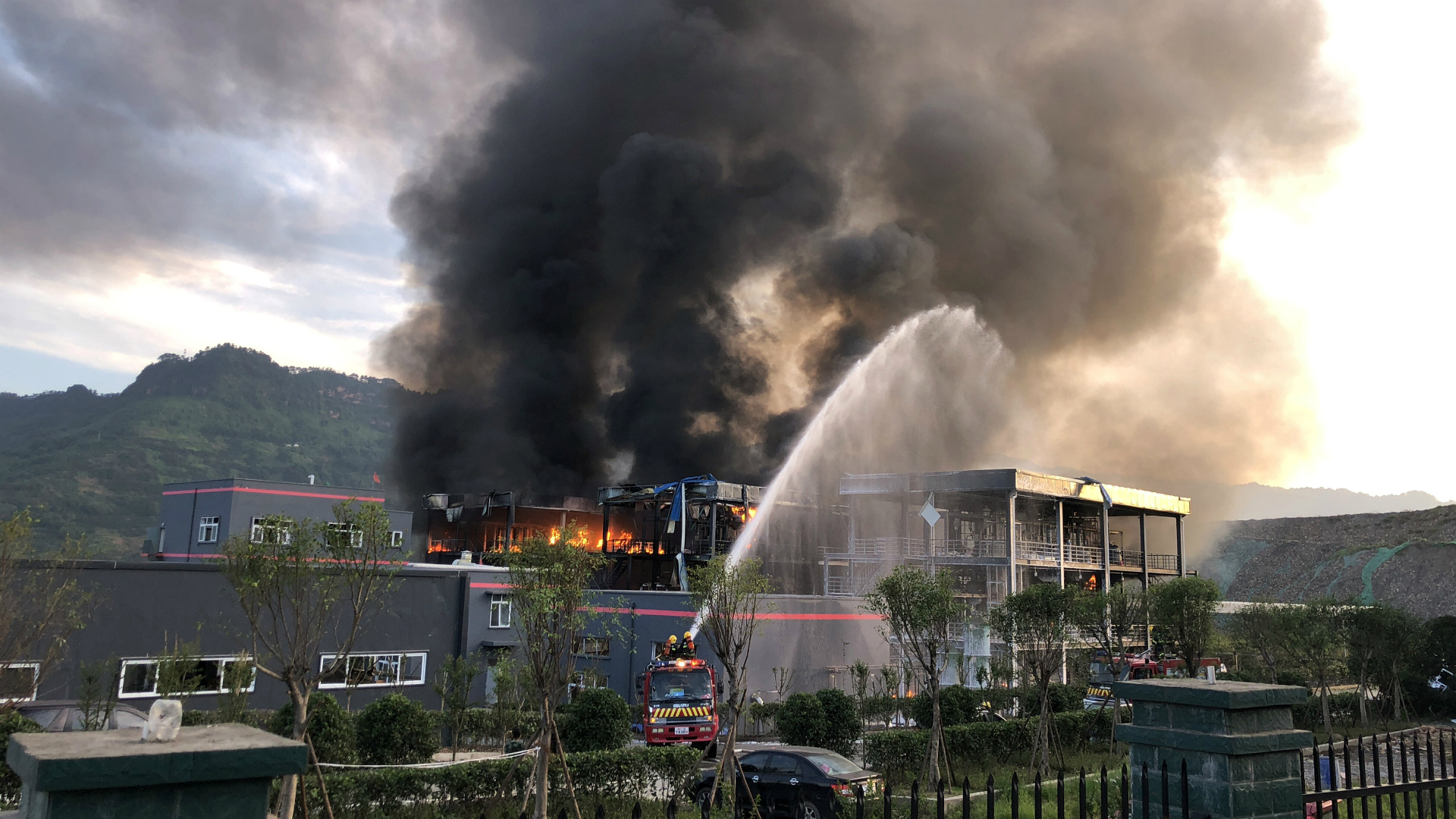 Los bomberos llegaron al lugar del incendio. (Reuters)