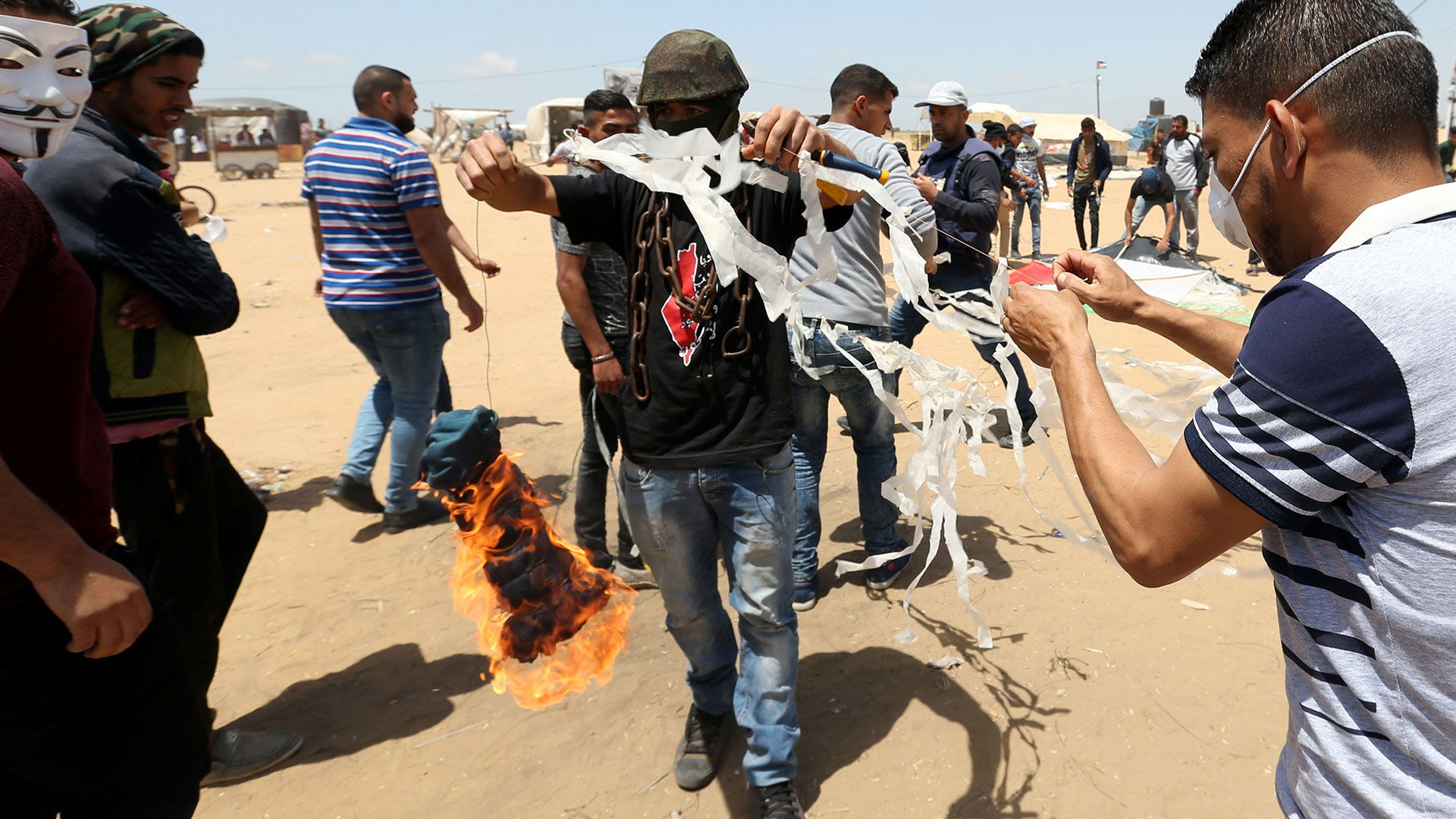 Terroristas de Hamas lanzan desde Gaza cometas y globos de fuego (Reuters)