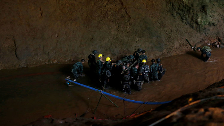 Militares revelan nuevo video sobre el estado de salud de los niños atrapados en una cueva de Tailandia