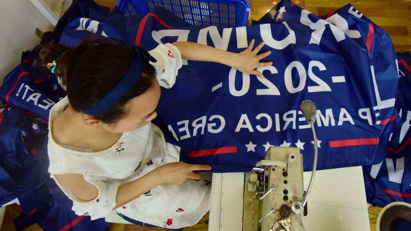 Donald J Trump manda a hacer banderas MADE IN CHINA |