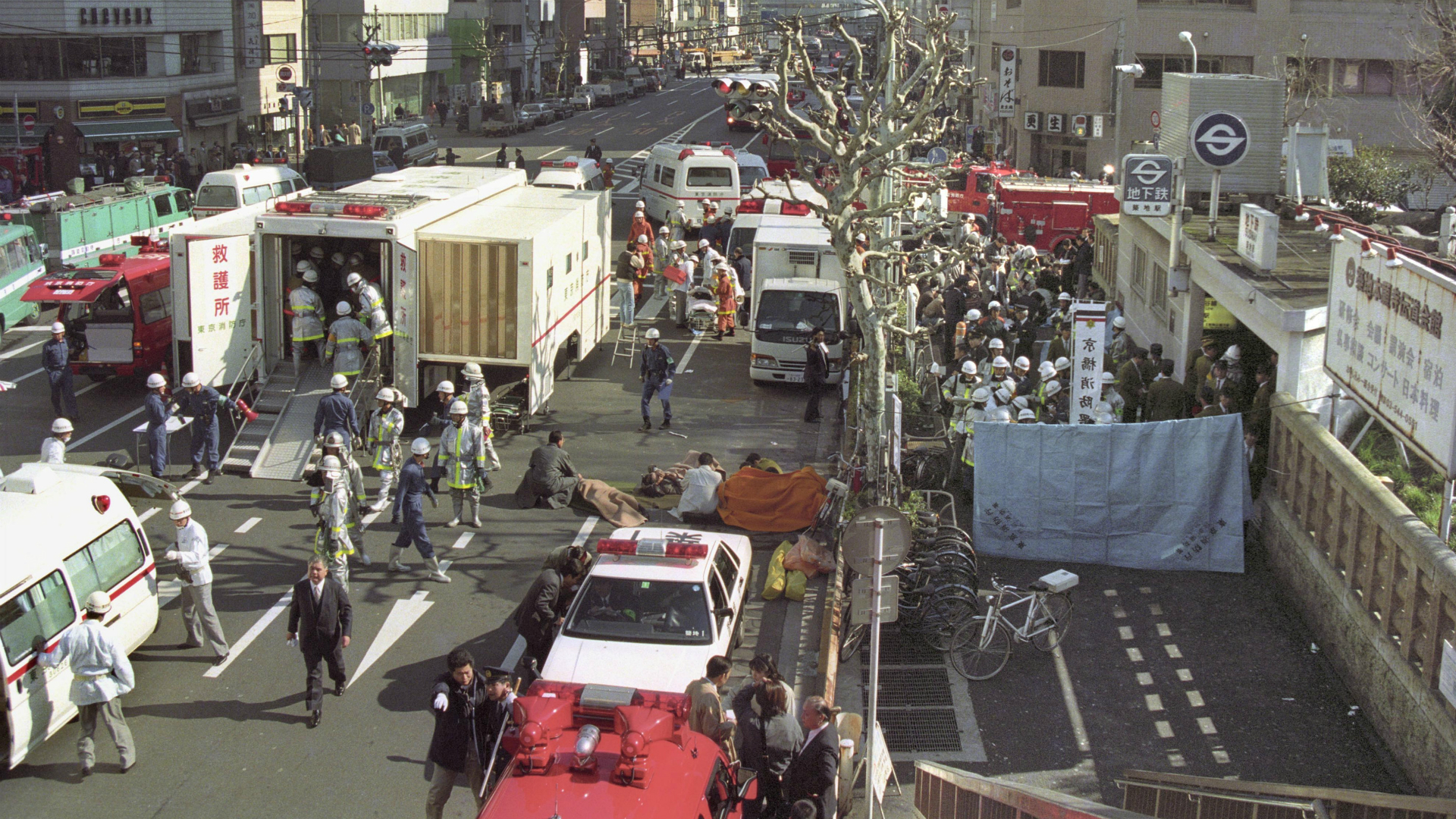 Las autoridades atienden a los heridos por el ataque con gas sarín al metro de Tokio en 1995.