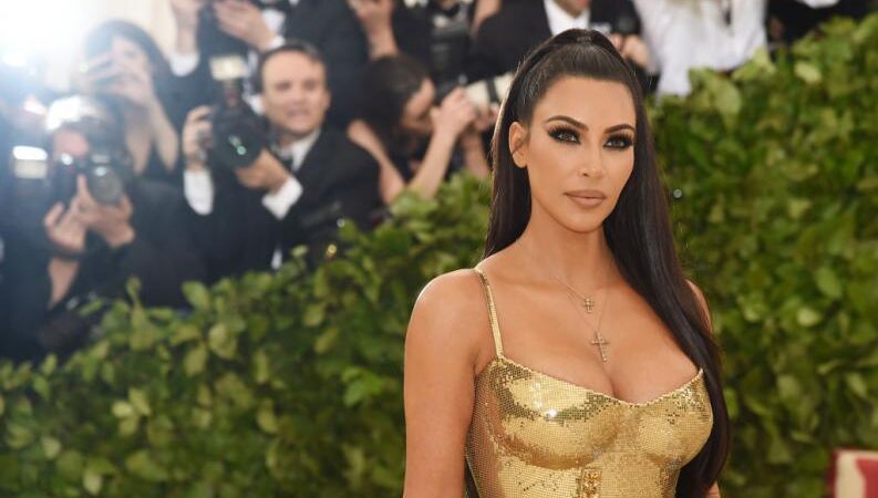 Kim Kardashian gasta miles de dólares en vestidos de hace más de 20 años