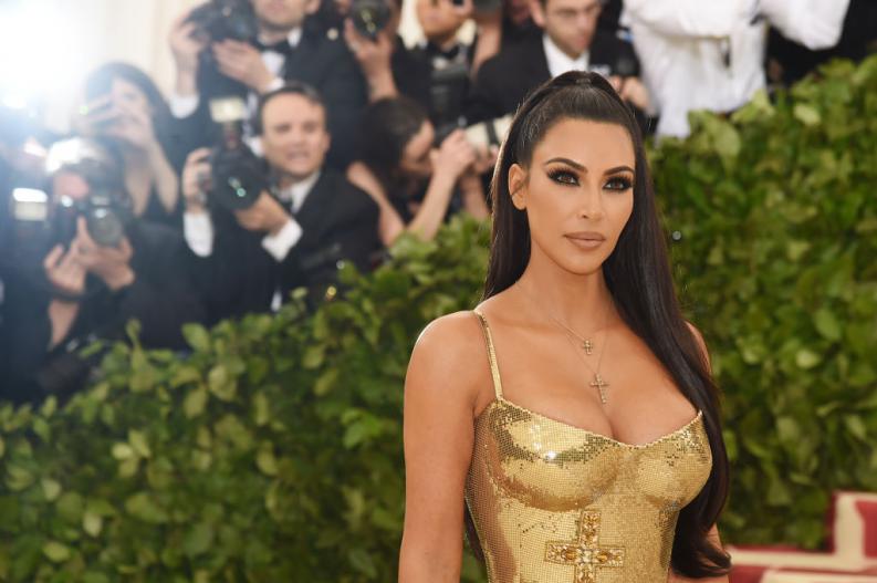 Kim Kardashian gasta miles de dólares en vestidos de hace más de 20 años