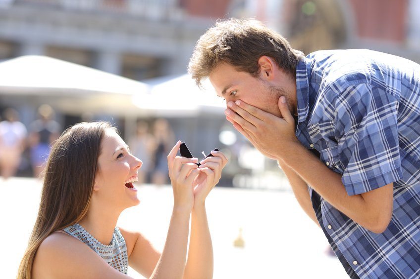 Mujer pide matrimonio a su novio y captan romántico momento