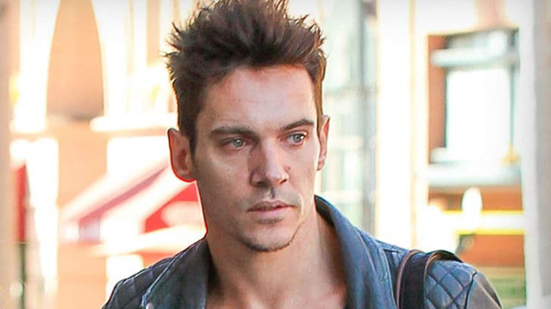 Tras una fuerte discusión con su esposa en un avión, el actor Jonathan Rhys Meyers fue detenido en el aeropuerto de Los Ángeles