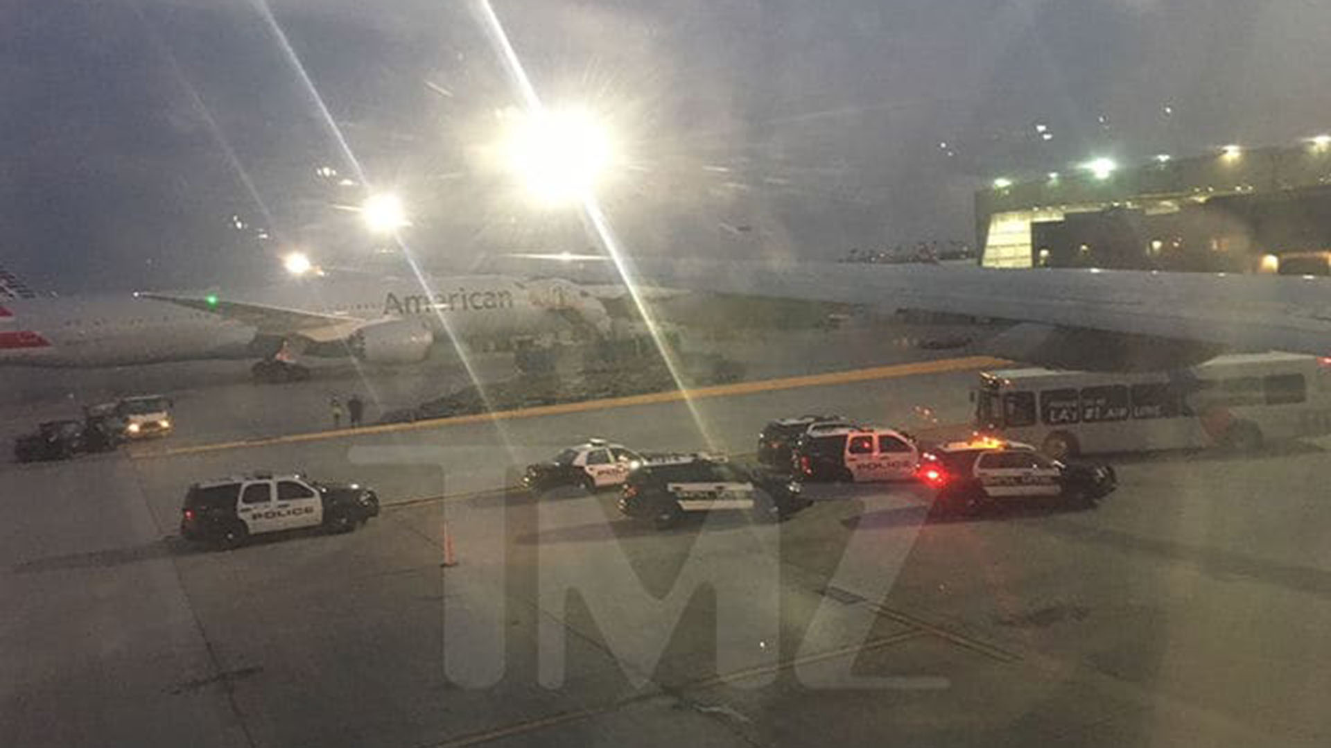 El momento de la detención en el aeropuerto de Los Ángeles