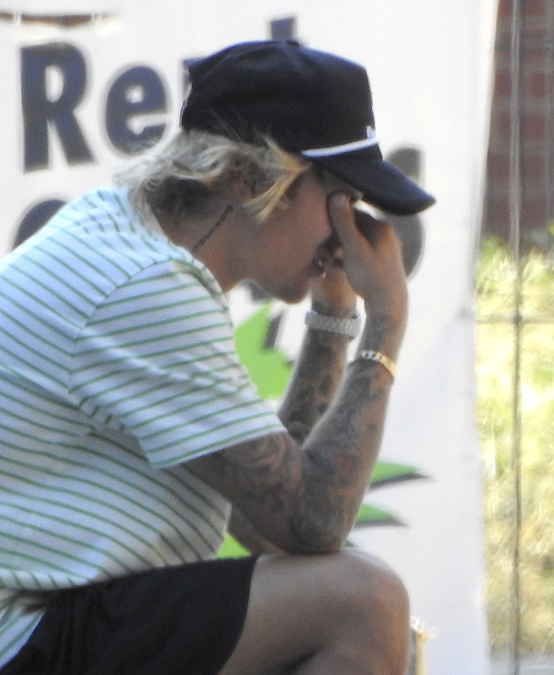 Justin Bieber llorando afuera de la casa de Hailey Baldwin en Brooklyn (Grosby Group)