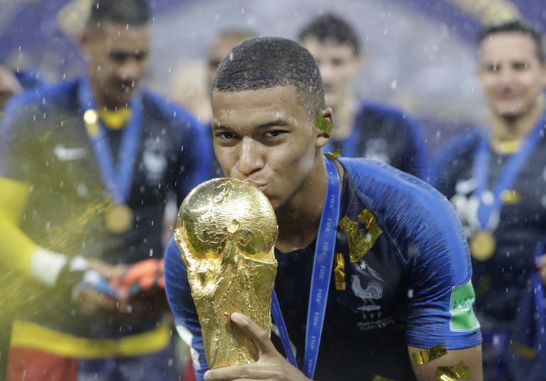 Kylian Mbappe levantó la Copa de Mundo con 19 años