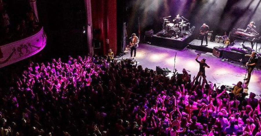 Café Tacvba pone a bailar a un público latino en concierto en Londres