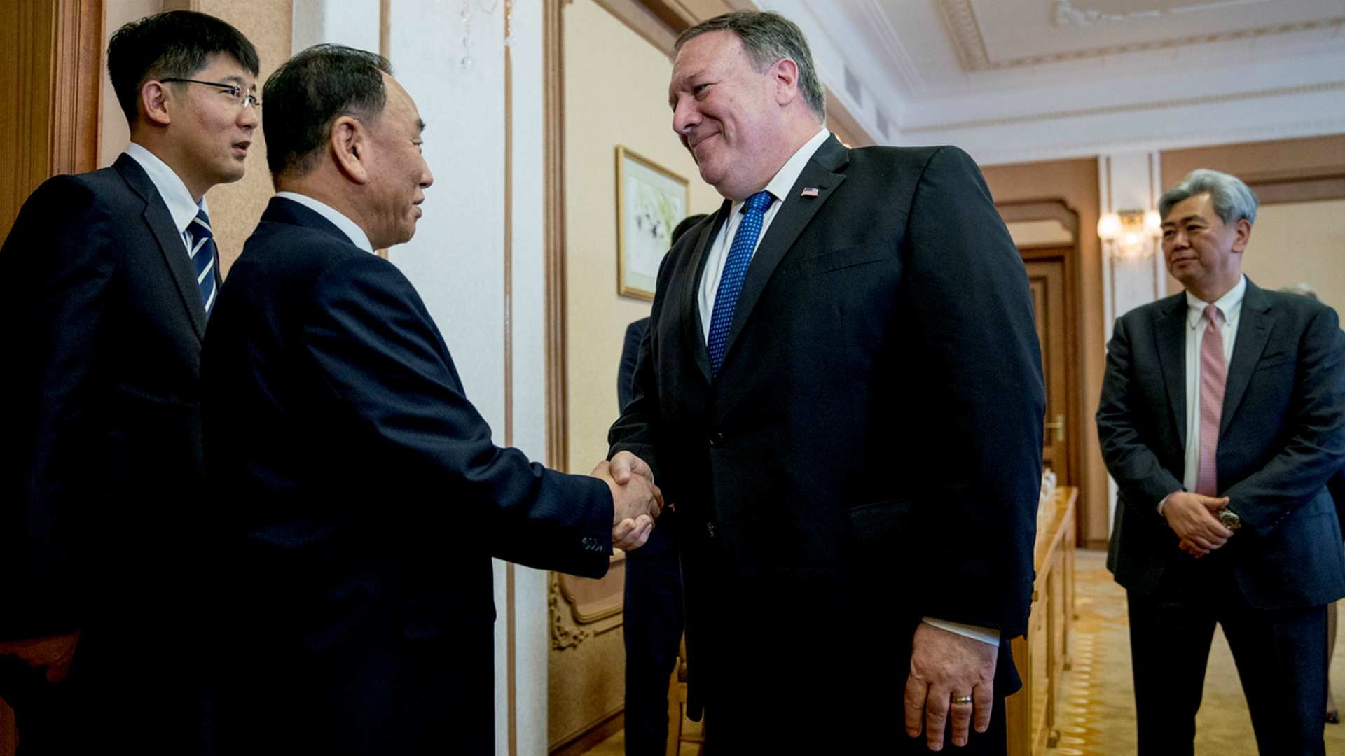 El secretario de Estado estadounidense, Mike Pompeo, saludo a su homólogo norcoreano. (Reuters)