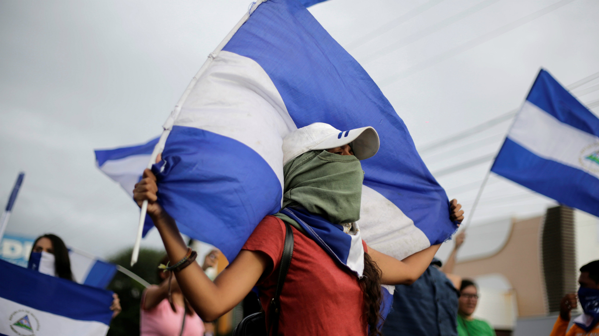 Algunos manifestantes se cubren el rostro para vitar represalias contra sus familias.