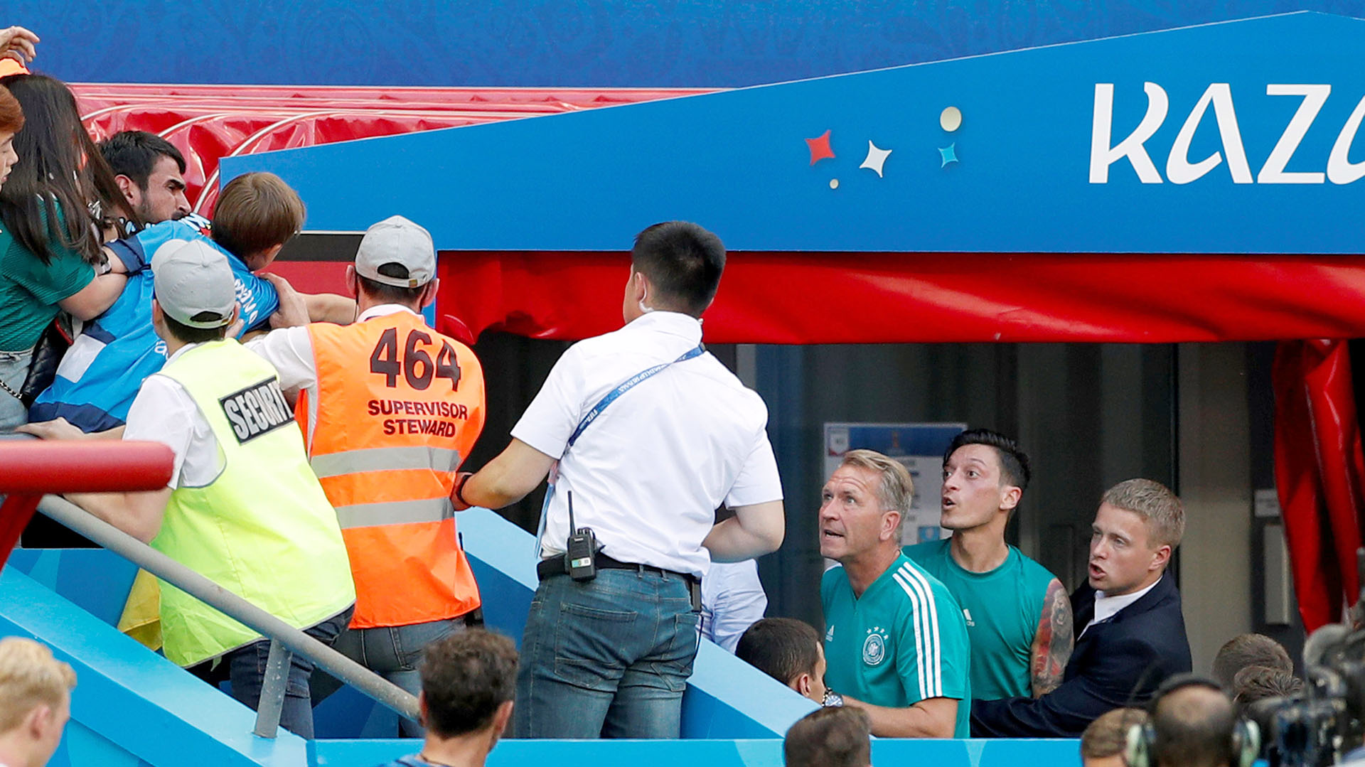 El cruce de Ozil con los fans alemanes tras la eliminación del Mundial(Reuters)