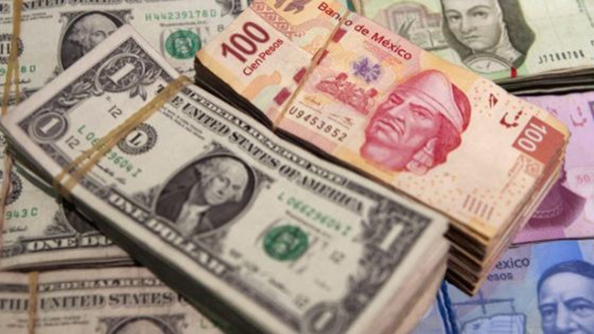 Peso mexicano gana por debilidad global del dólar