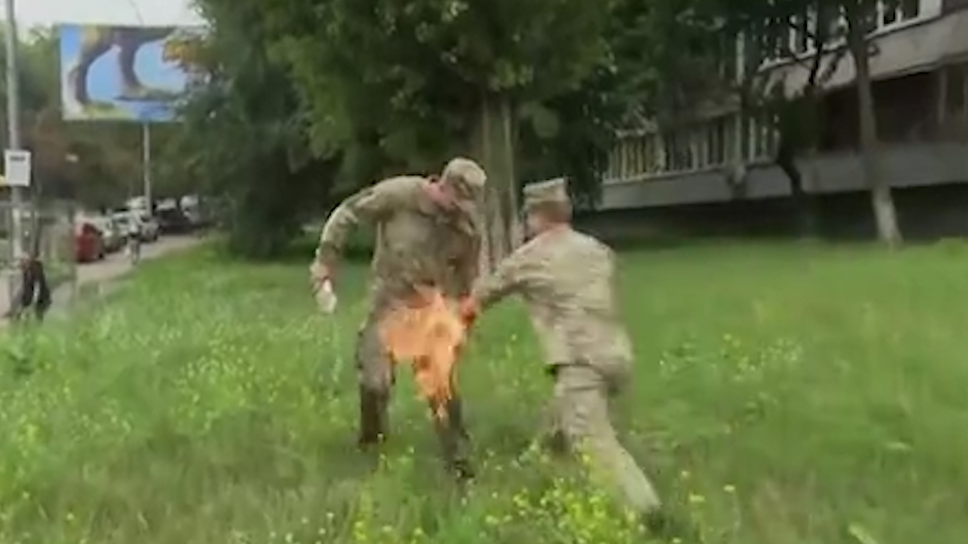 El impactante momento en que un soldado ucraniano se prende fuego en protesta por haber sido despedido del Ejército