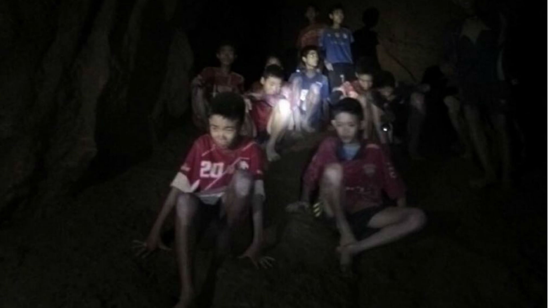 Niños atrapados en la cueva en Tailandia.