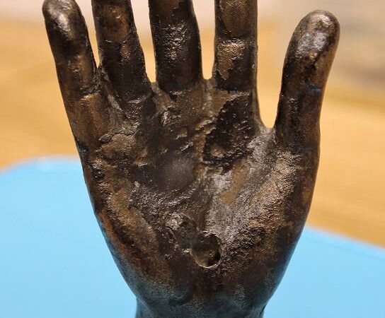 Arqueólogos de Inglaterra encuentran la mano de un Dios