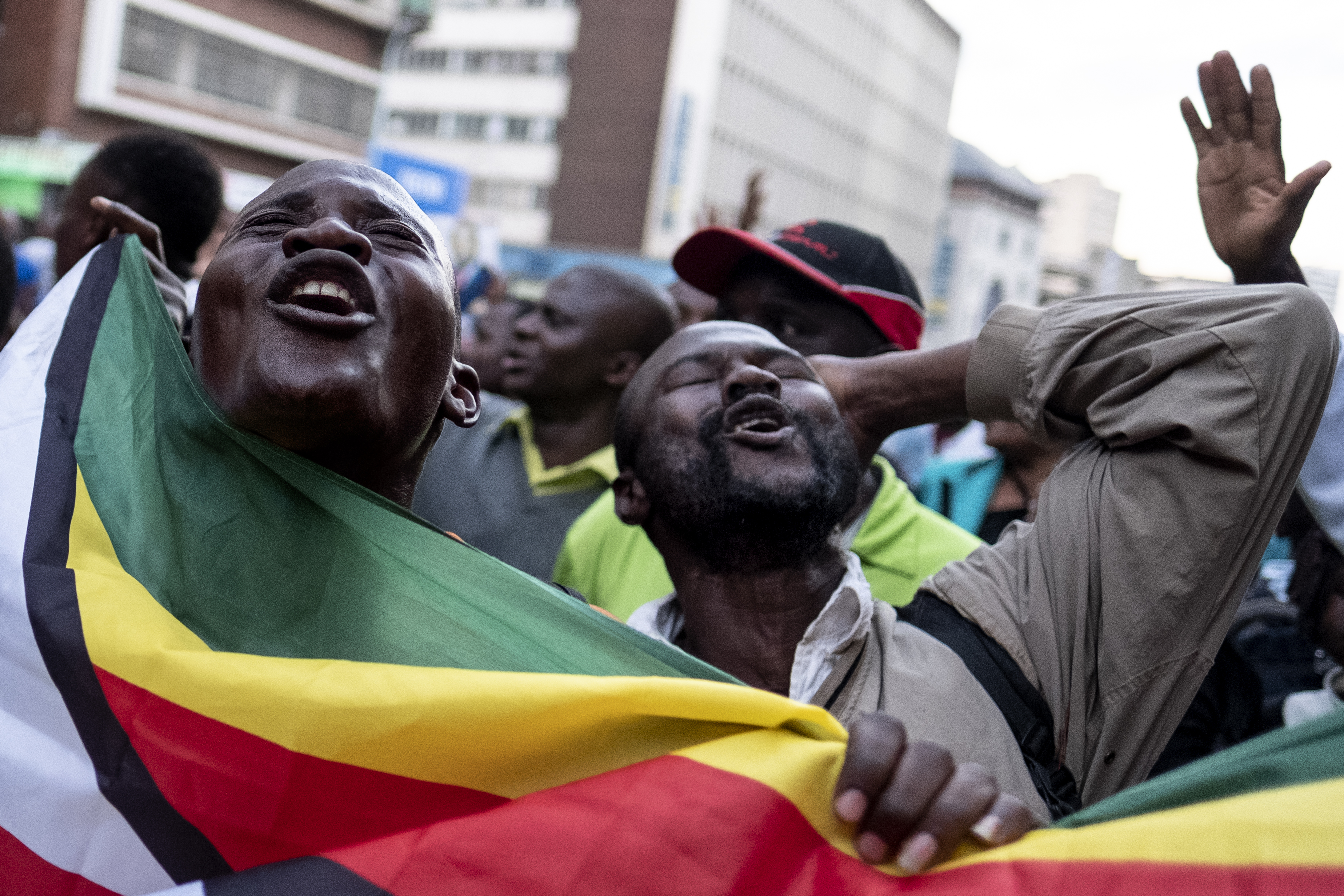 Seguidores del candidato opositor en Harare (AFP / MARCO LONGARI)