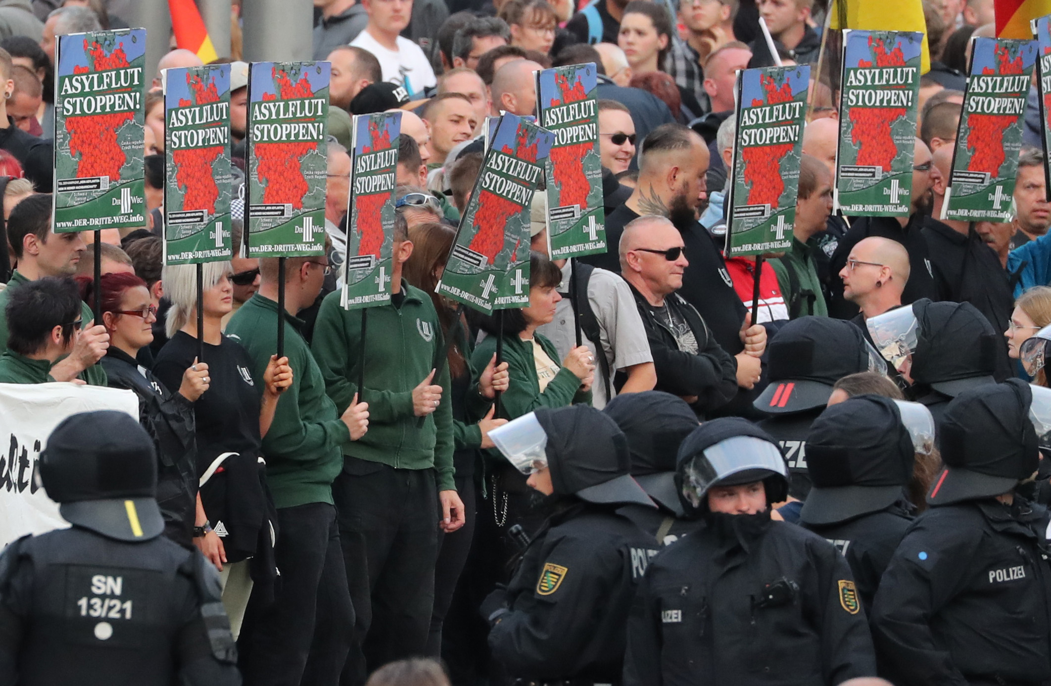 Carteles con la consigna “Paren el flujo de asilo” (AFP / dpa / Jan Woitas / Germany OUT)