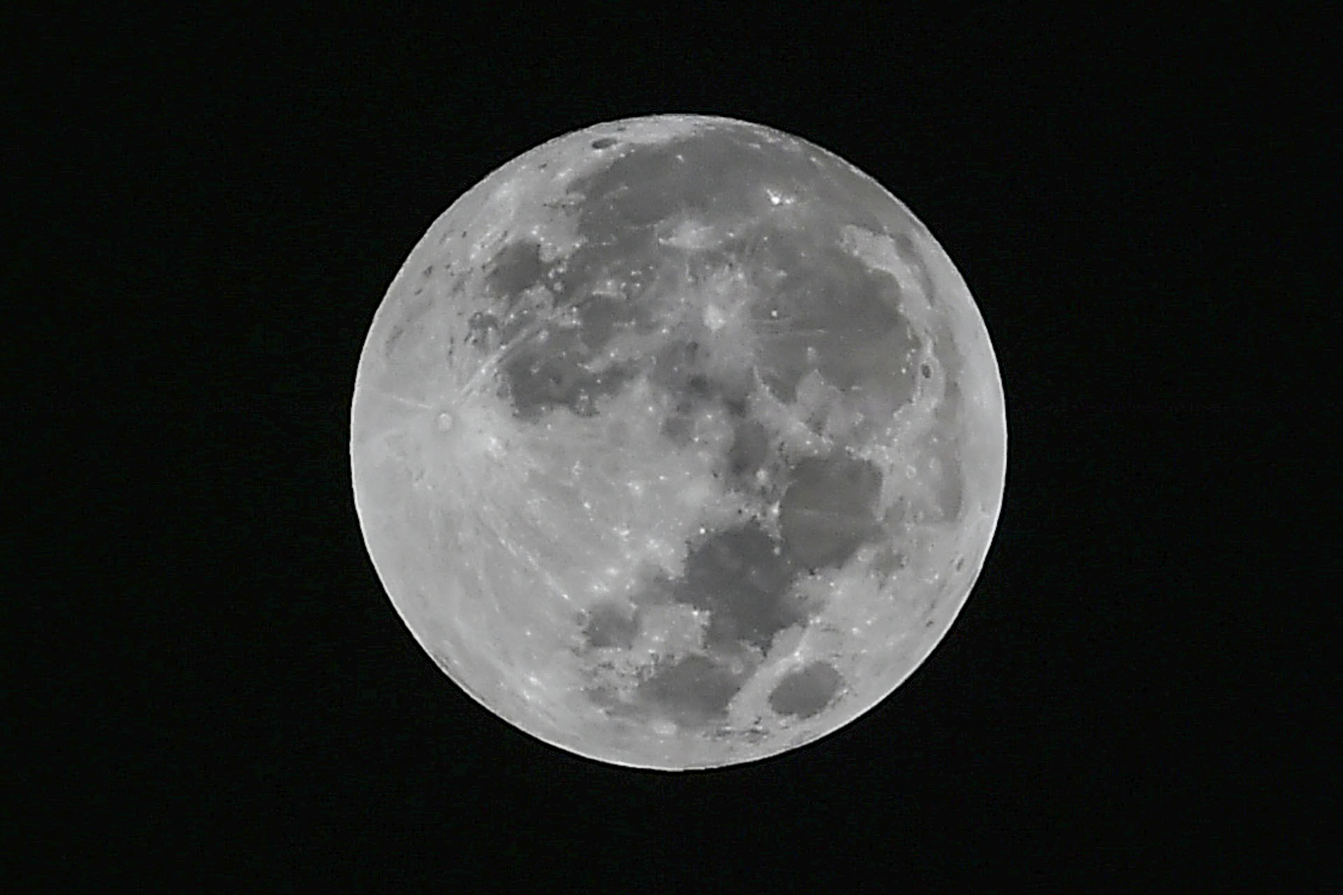 La colonización de Marte no es posible por el momento, pero la Luna tiene mucho interés para el explorador espacial de la Tierra. (Luis Robayo/AFP)