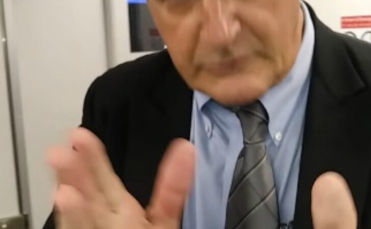 Sufrió de convulsiones en el metro. Este hombre sin alma lo saca del vagón para llegar rápido a casa