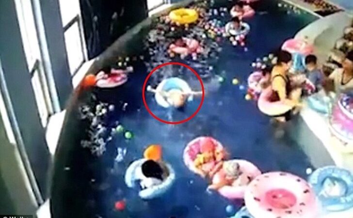 Niño se ahogaba durante clase de natación. Su maestra, de espalda, no se percata durante 2 minutos