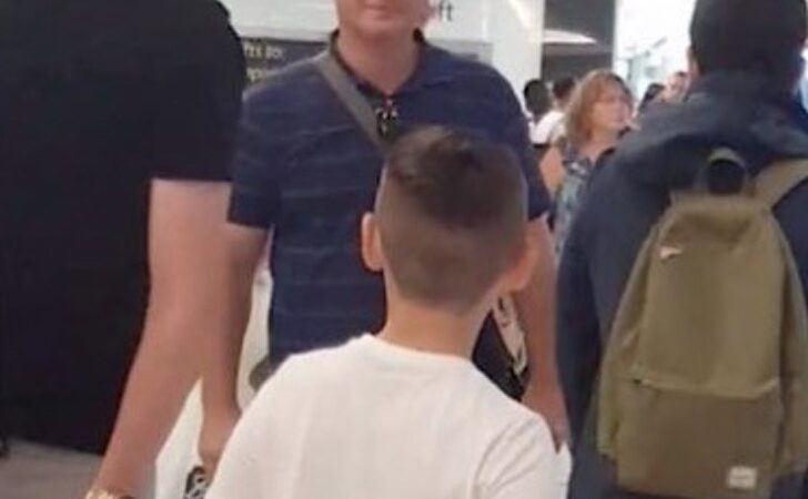 Se divorciaron y vacacionaban separados. Tras 8 años, papá llega al aeropuerto para unirse al viaje