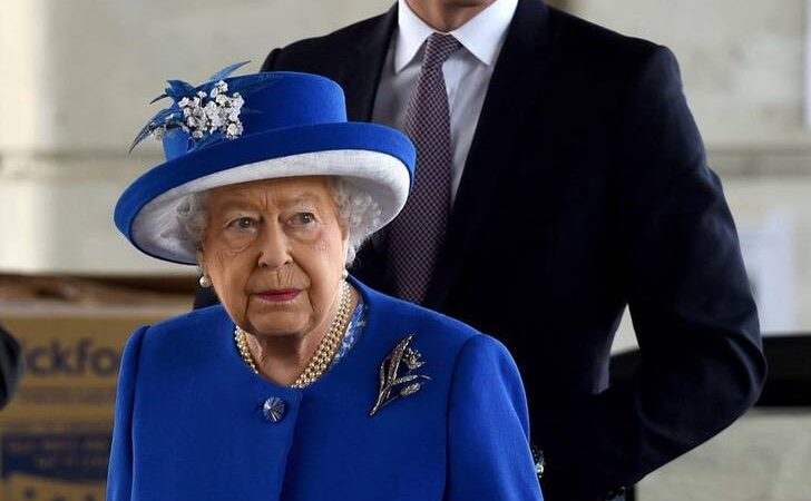 El viento le jugó una mala pasada a la reina Isabel. Se le alborotó la falda y los memes surgieron