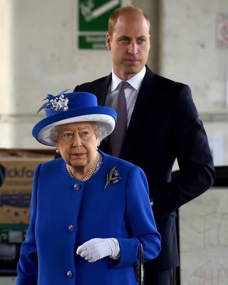 El viento le jugó una mala pasada a la reina Isabel. Se le alborotó la falda y los memes surgieron