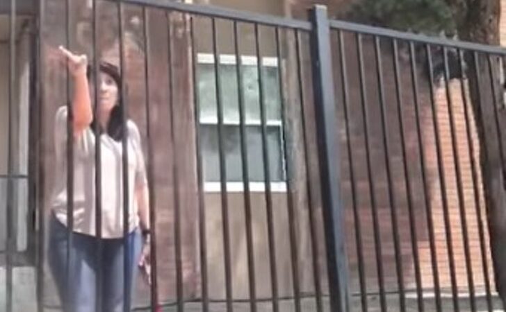 Nadan en la piscina y una mujer intenta expulsarlos por ser negros. Con una llave, él cierra su boca