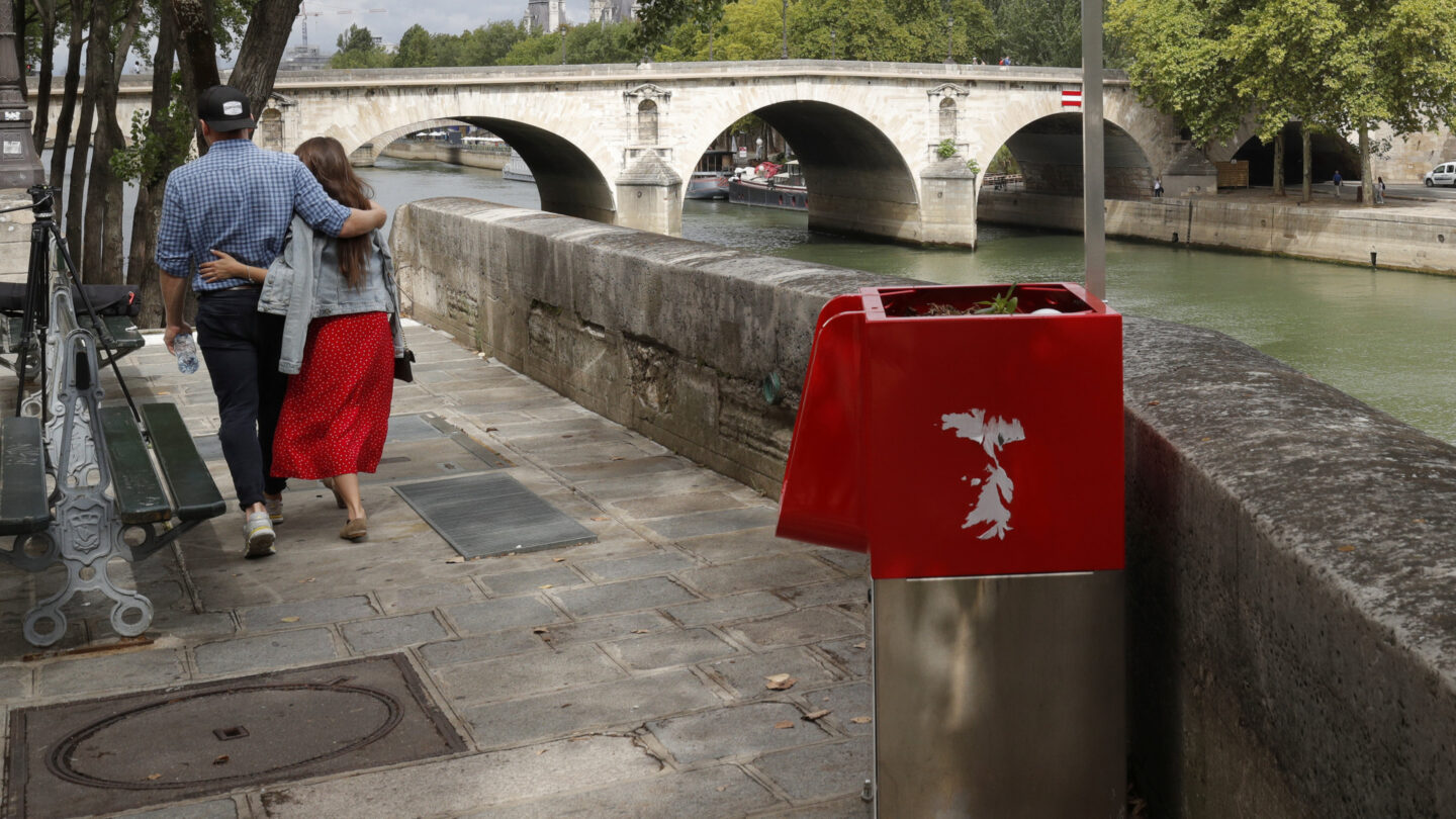 Los polémicos urinarios expuestos que enojan a los residentes de París |