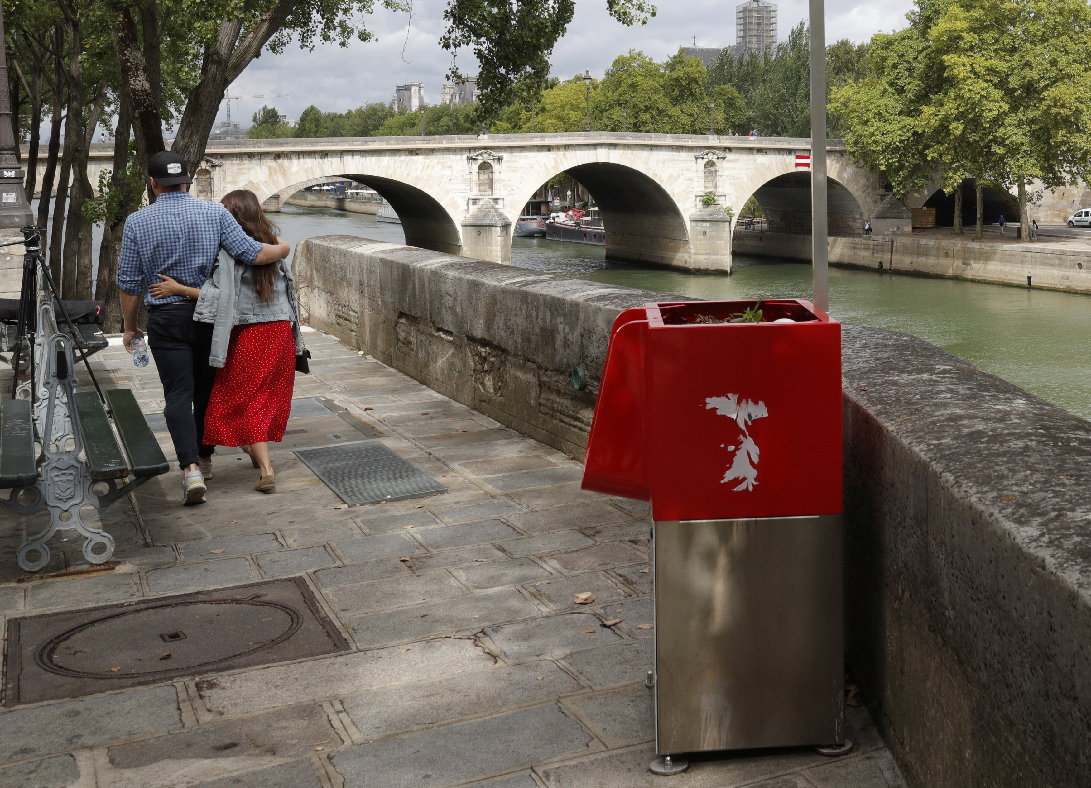 Los polémicos urinarios "expuestos" que enojan a los residentes de París