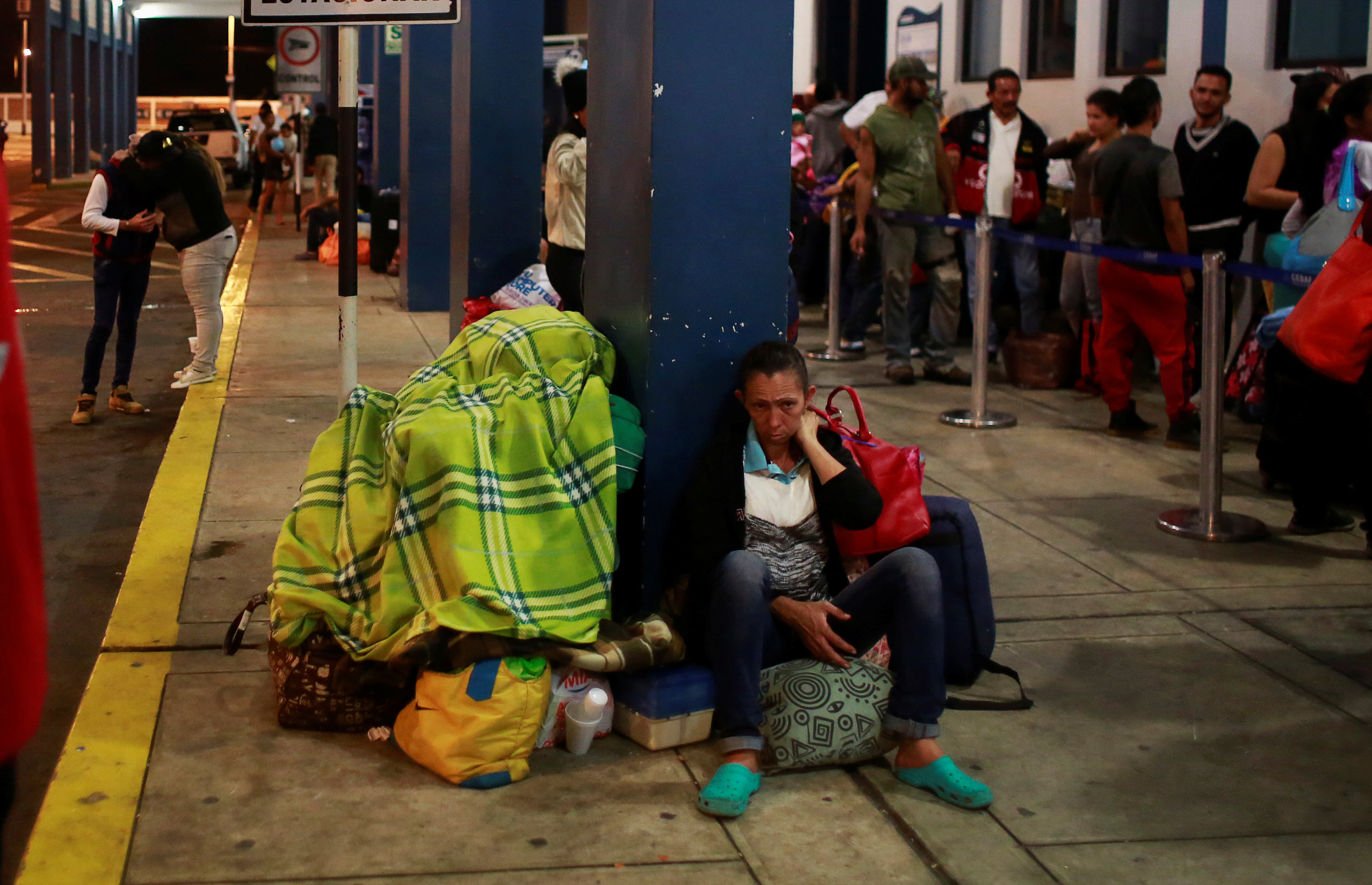 Un grupo de inmigrantes espera en la frontera con Perú. (REUTERS/Douglas Juarez)