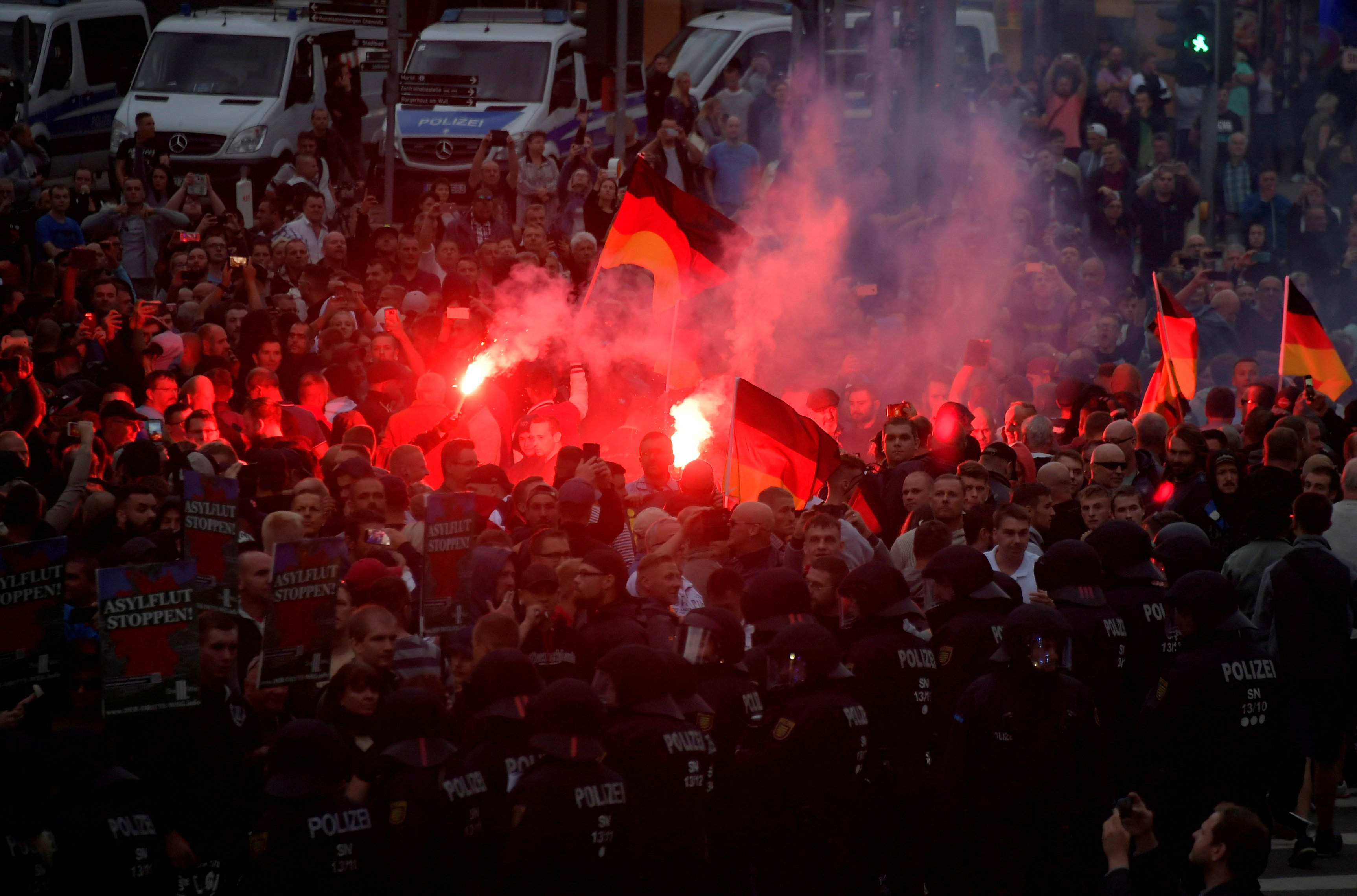 Militantes de ultraderecha protestan después que un hombre fuera apuñalado en Chemnitz, Alemania (REUTERS/Matthias Rietschel)