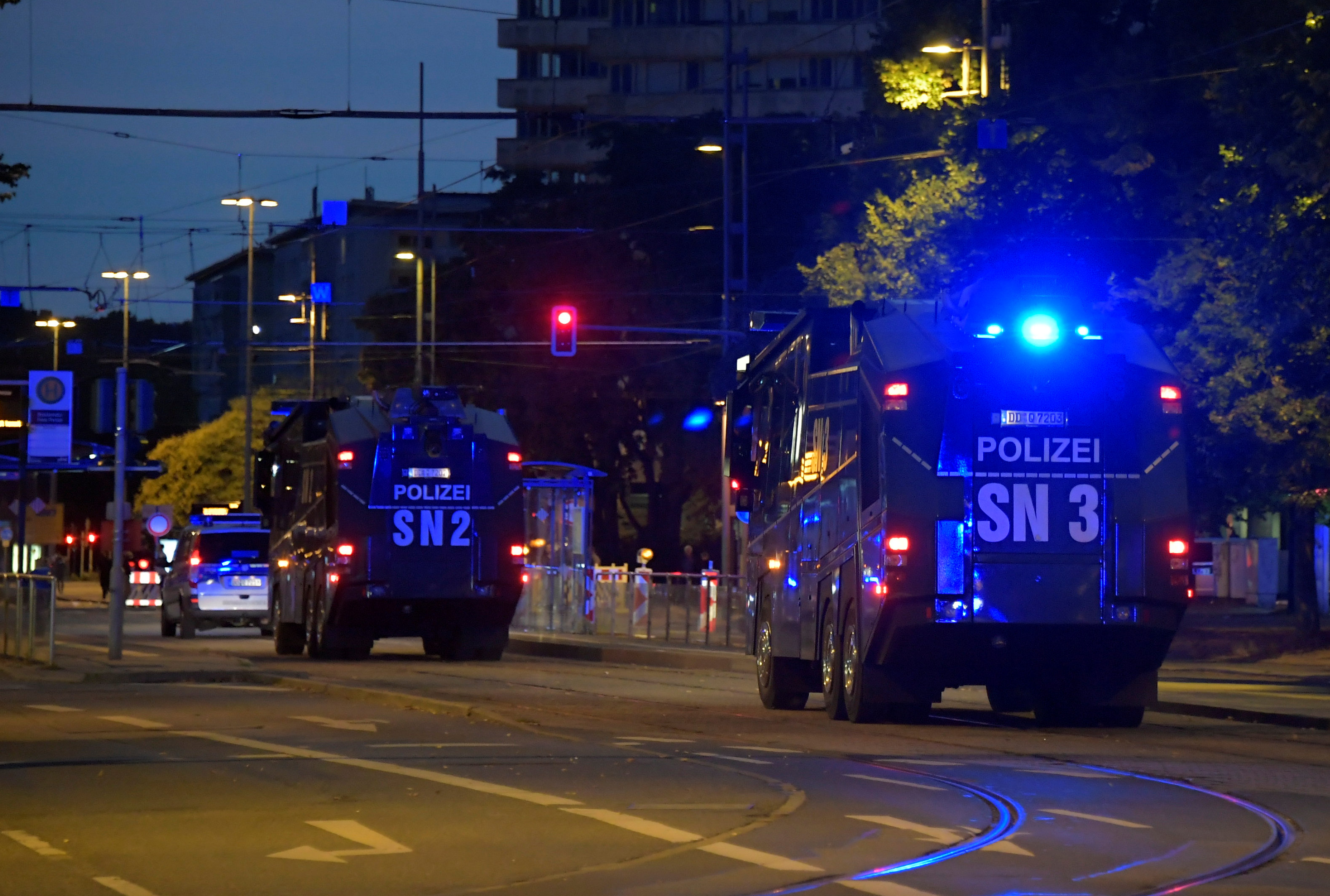 Vehículos de la policía en Chemnitz, Alemania (REUTERS/Matthias Rietschel)