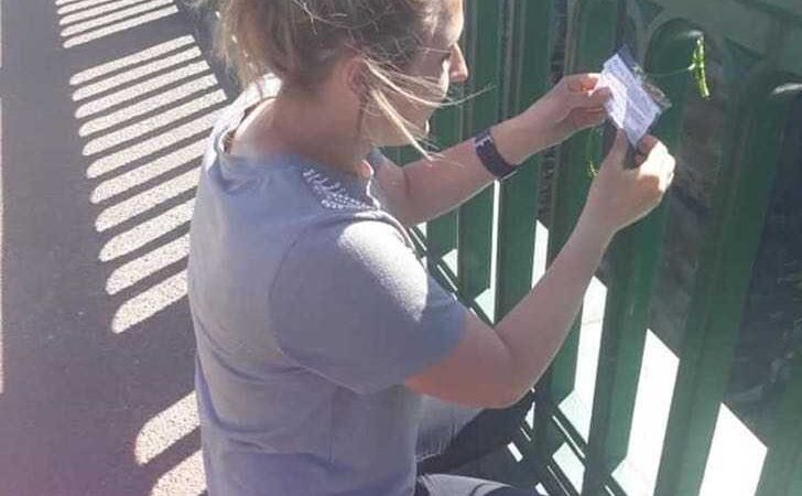 No quería vivir y fue a un puente para saltar. Vio una nota entre los barrotes y se acercó a leerla