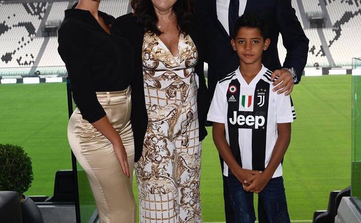 El gesto con que la madre de Cristiano Ronaldo le declaró la guerra a Georgina. Ella no la acepta