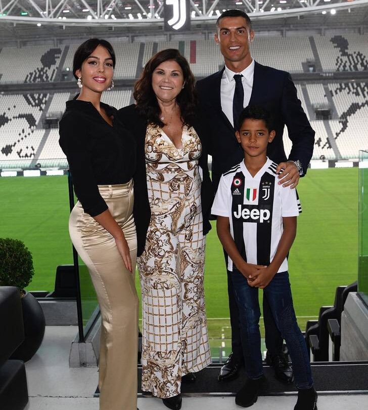 El gesto con que la madre de Cristiano Ronaldo le declaró la guerra a Georgina Ella no la acepta |