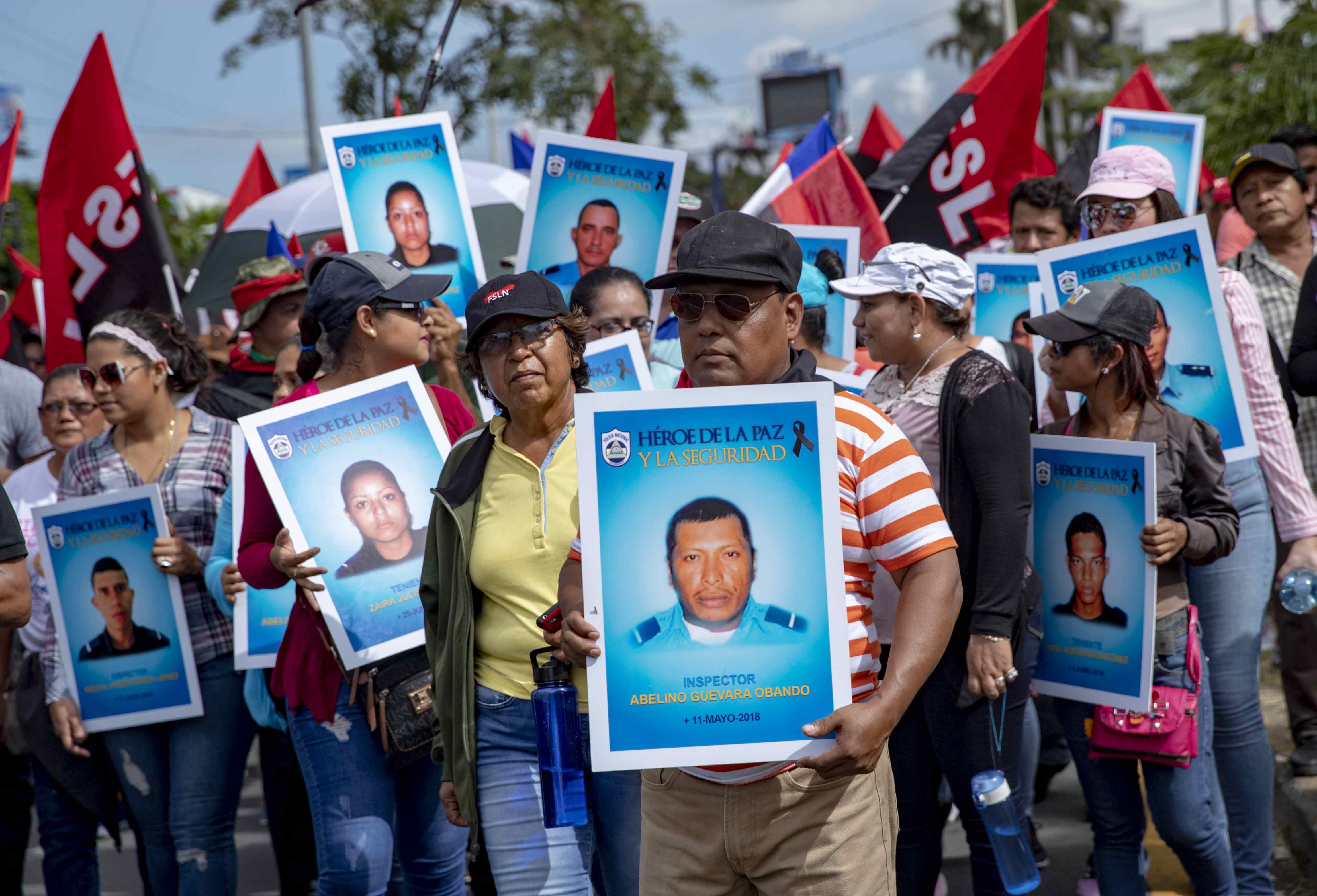 Simpatizantes del partido de gobierno Frente Sandinista de Liberación Nacional (FSLN) participan en una marcha denominada “Caminata justicia para las víctimas del terrorismo golpista”. (EFE/Jorge Torres)
