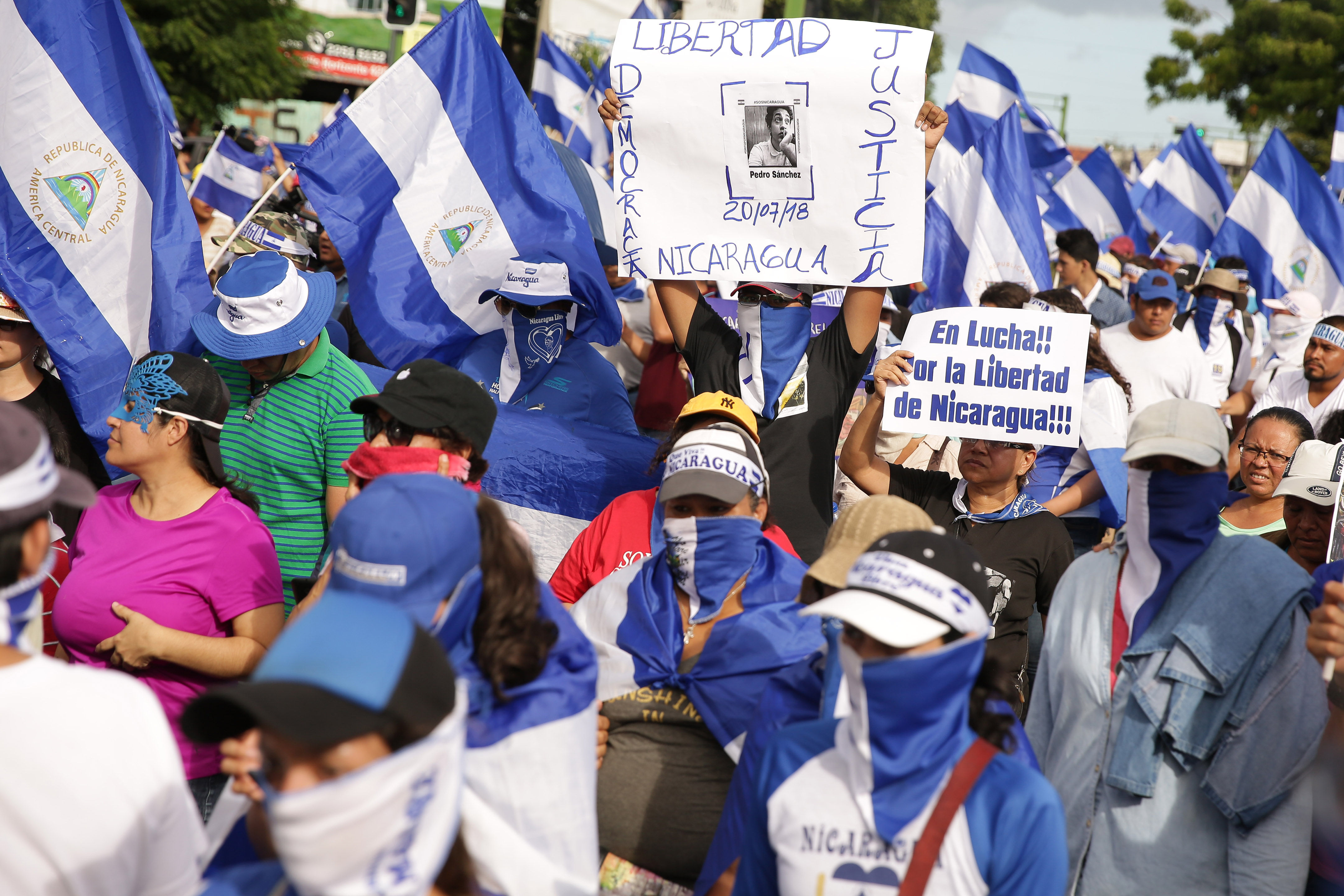 Cientos participan en la marcha denominada “Nada está normal” . (EFE/Rodrigo Sura)