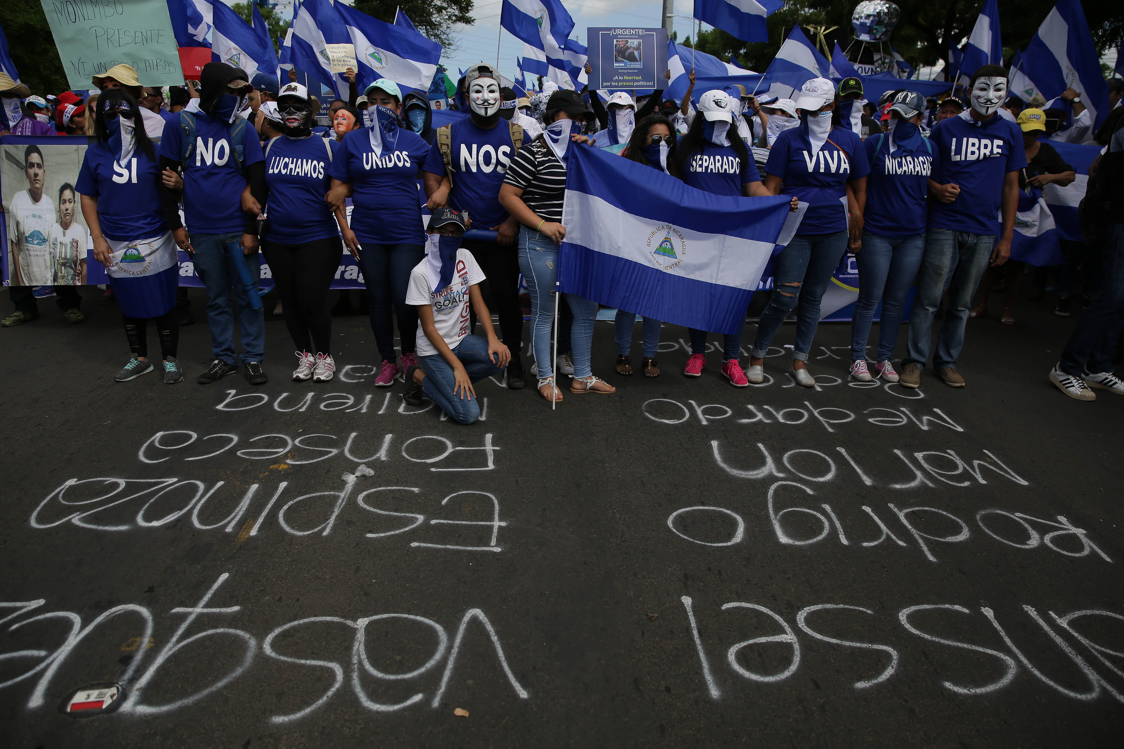 -Cientos participan en la marcha denominada “Nada está normal”. (EFE/Rodrigo Sura)