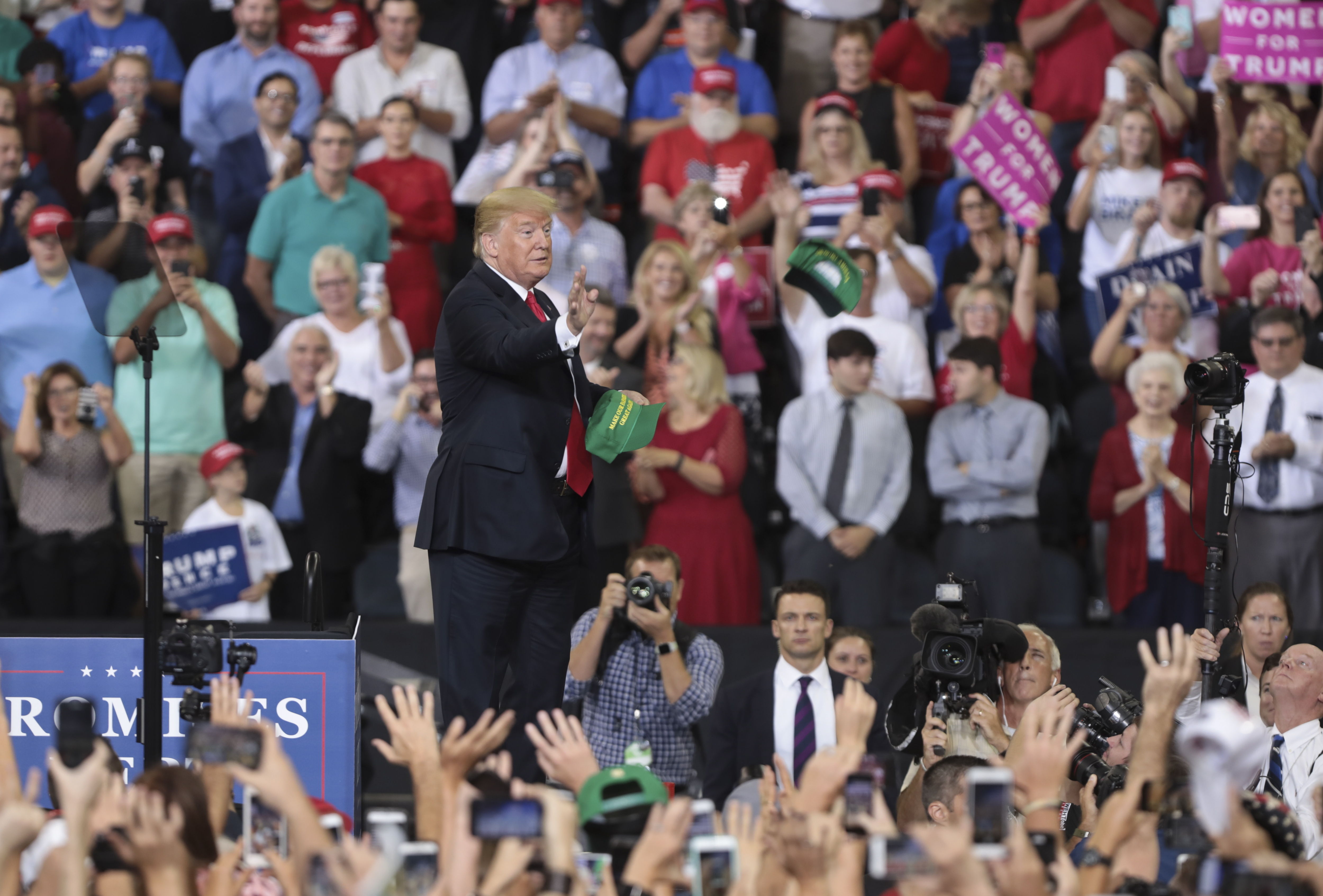 El presidente de los Estados Unidos, Donald J. Trump, saluda a sus seguidores durante un mitin en el Ford Center en Evansville, Indiana. (EFE/MARK LYONS)