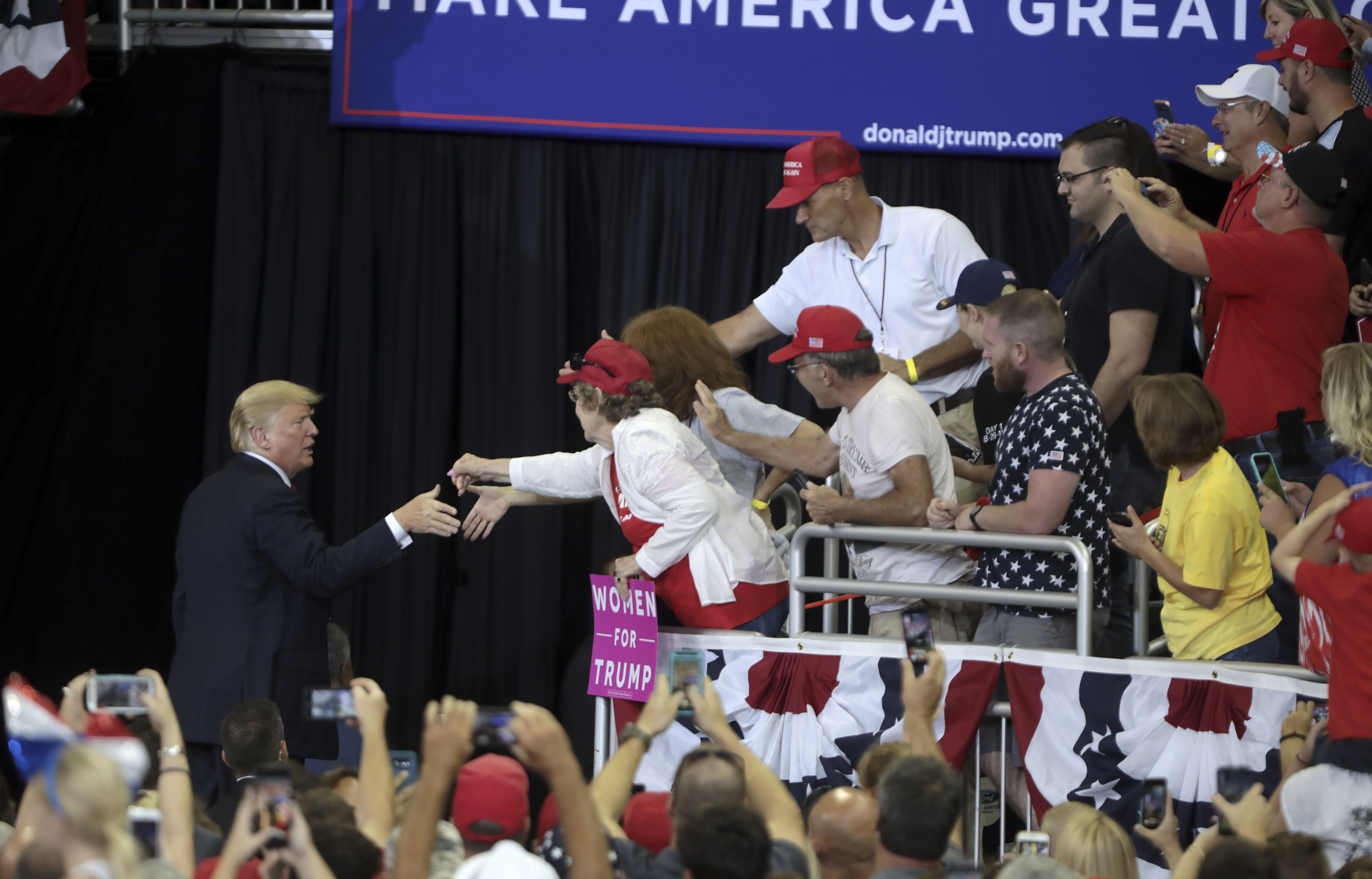 El presidente de los Estados Unidos, Donald J. Trump, saluda a varios seguidores durante un mitin hoy, jueves 30 de agosto de 2018, en Evansville (Indiana). (EFE/MARK LYONS)