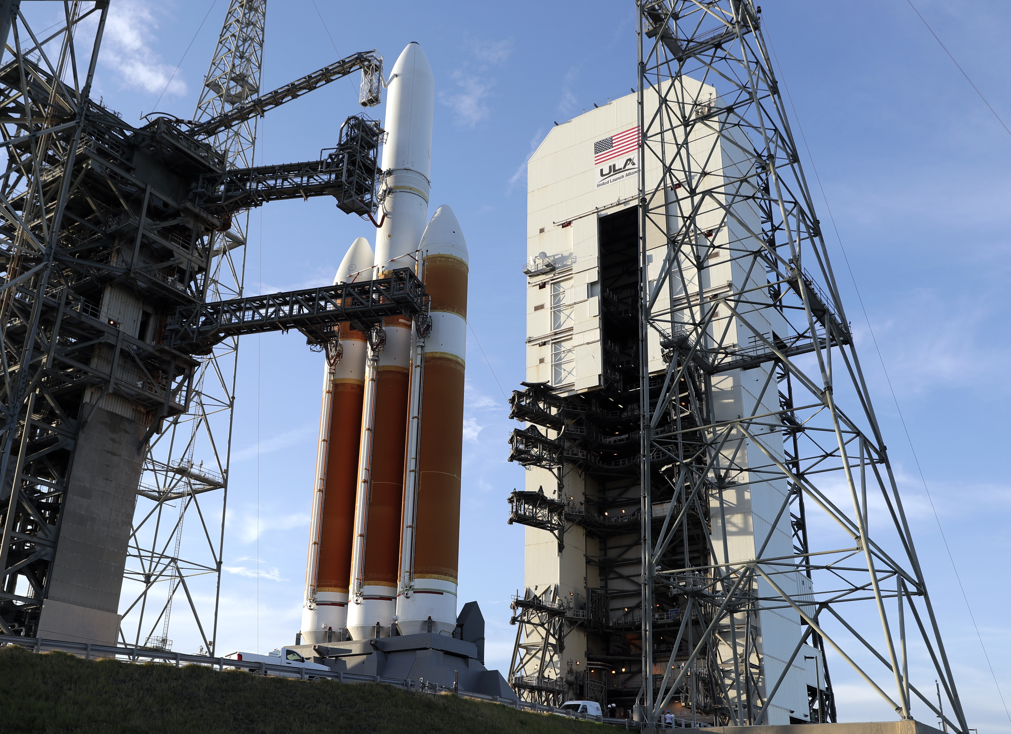 Un cohete Delta IV rocket en el Kennedy Space Center, Cabo Cañaveral. (AP Photo/John Raoux)