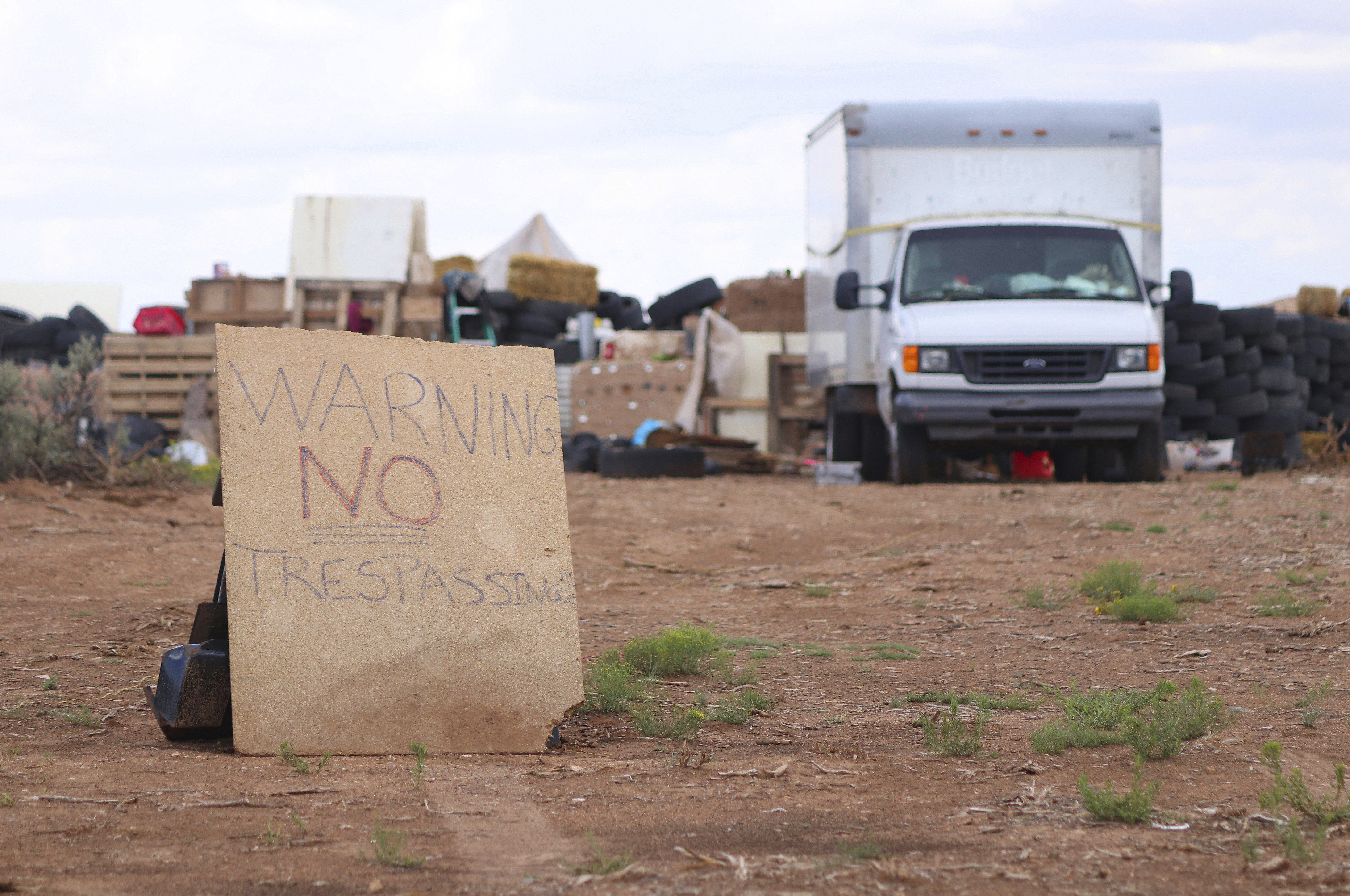 “Advertencia, no pasar”: un mensaje en el desierto, cercano al campamento del horror