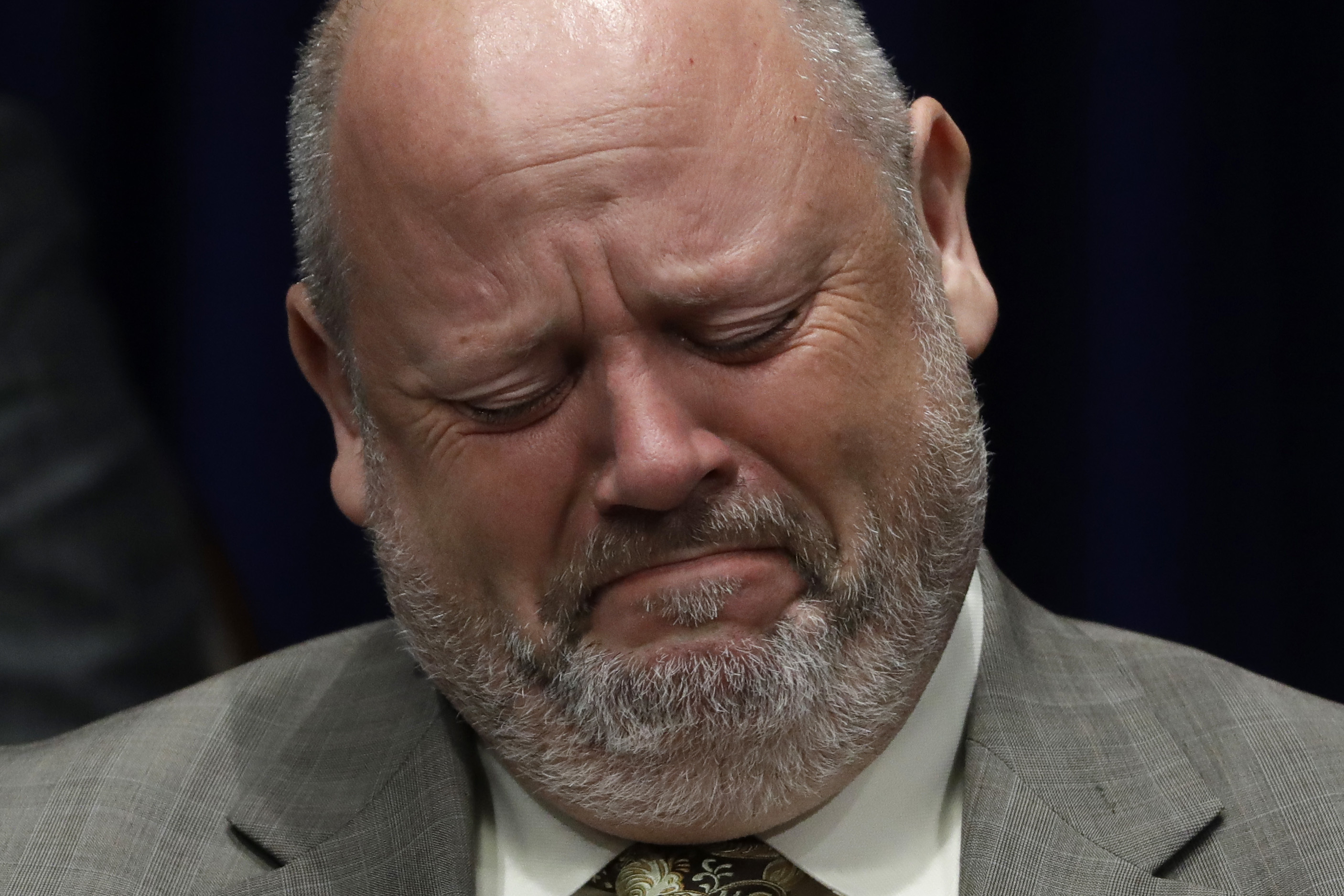 El sacerdote James Faluszczak afirmó haber sido abusado por un cura cuando era un adolescente. En la foto, reacciona llorando ante el anuncio del gran fiscal Josh Shapiro en el que reveló que hubo más de 1.000 víctimas en seis diócesis de Pensilvania. (Foto: AP/Matt Rourke)