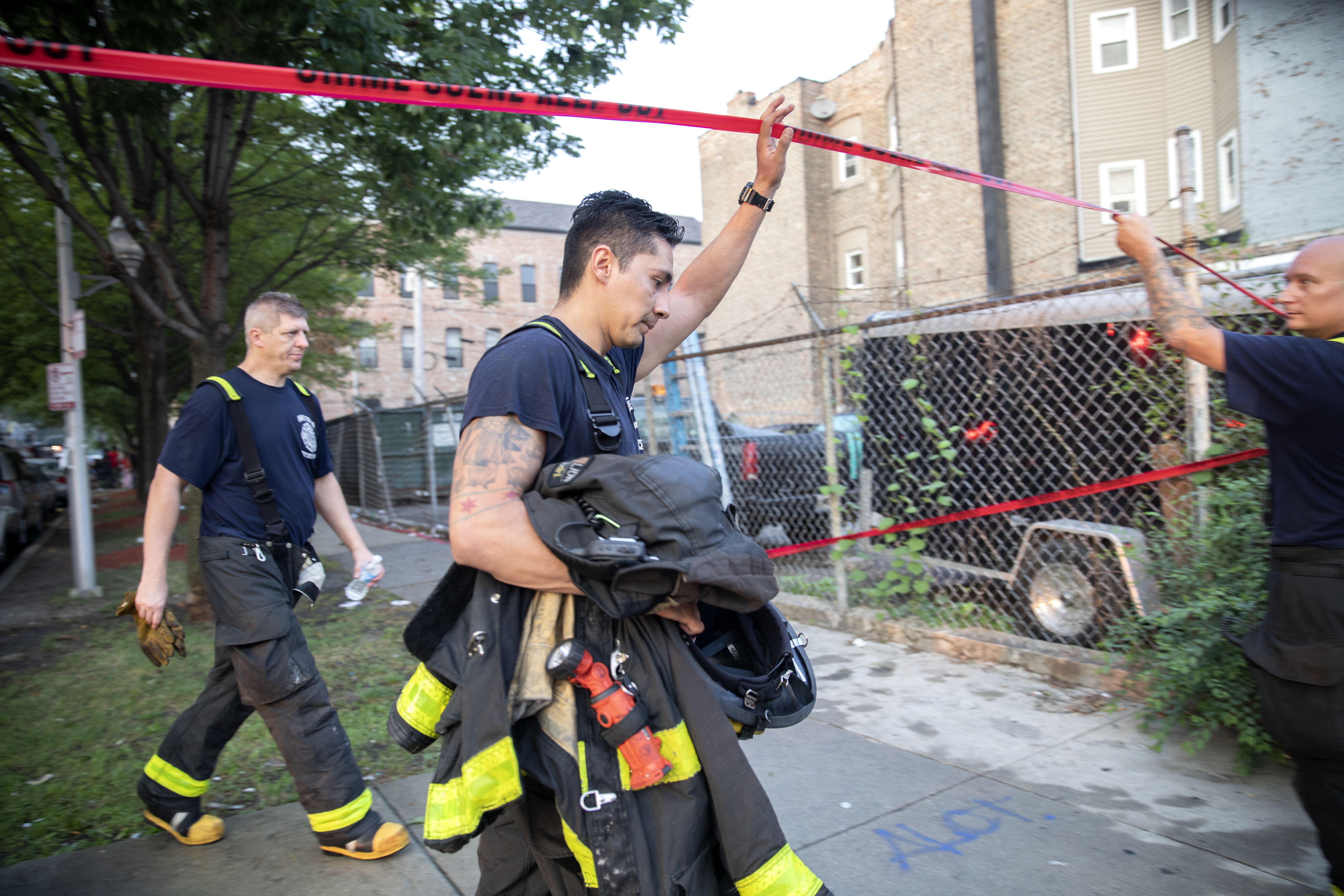 Un bombero en el lugar del incendio (Erin Hooley/Chicago Tribune via AP)