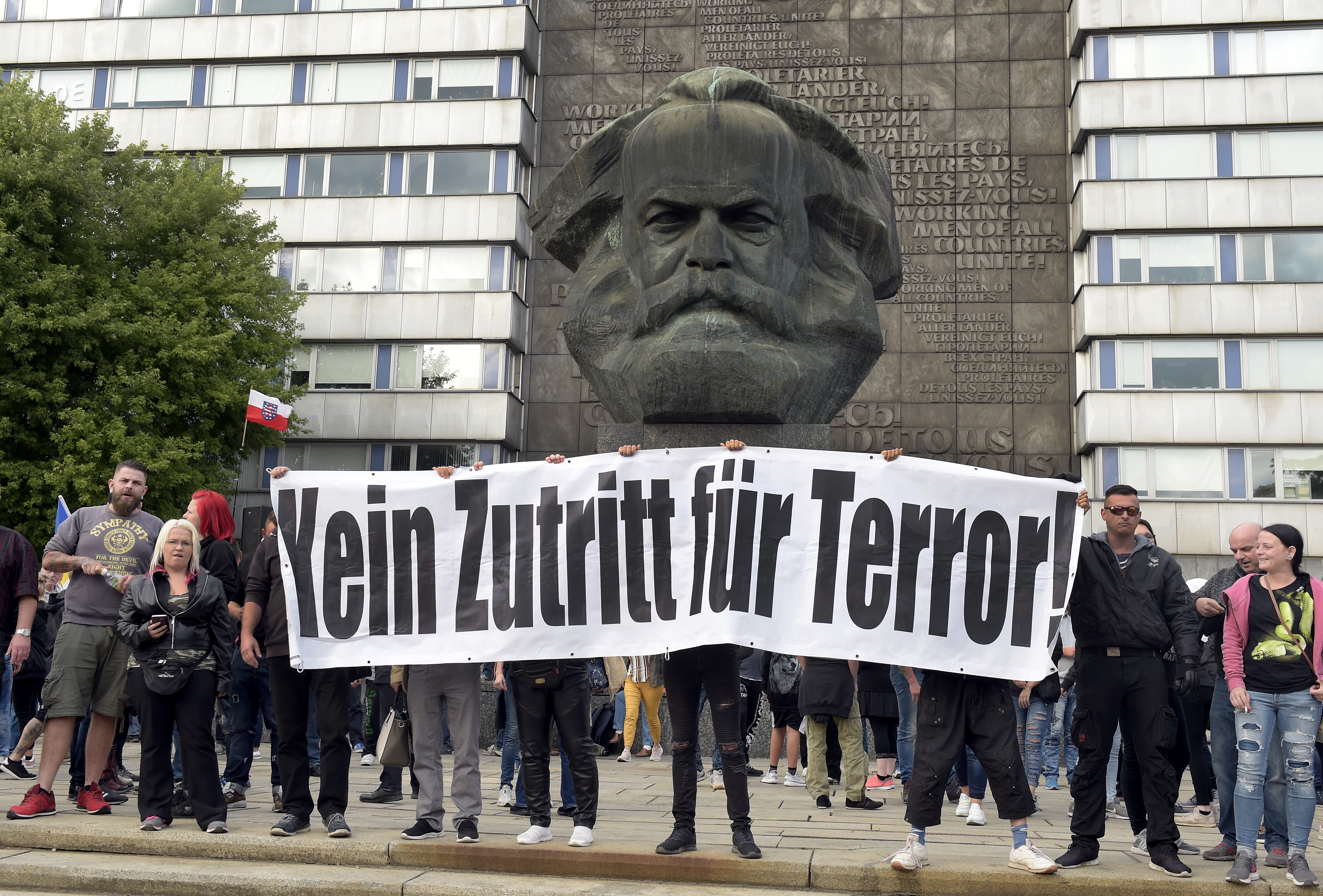 Los manifestantes se reúnen para una protesta de extrema derecha frente a un monumento a Karl Marx en Chemnitz, Alemania (AP Photo/Jens Meyer)