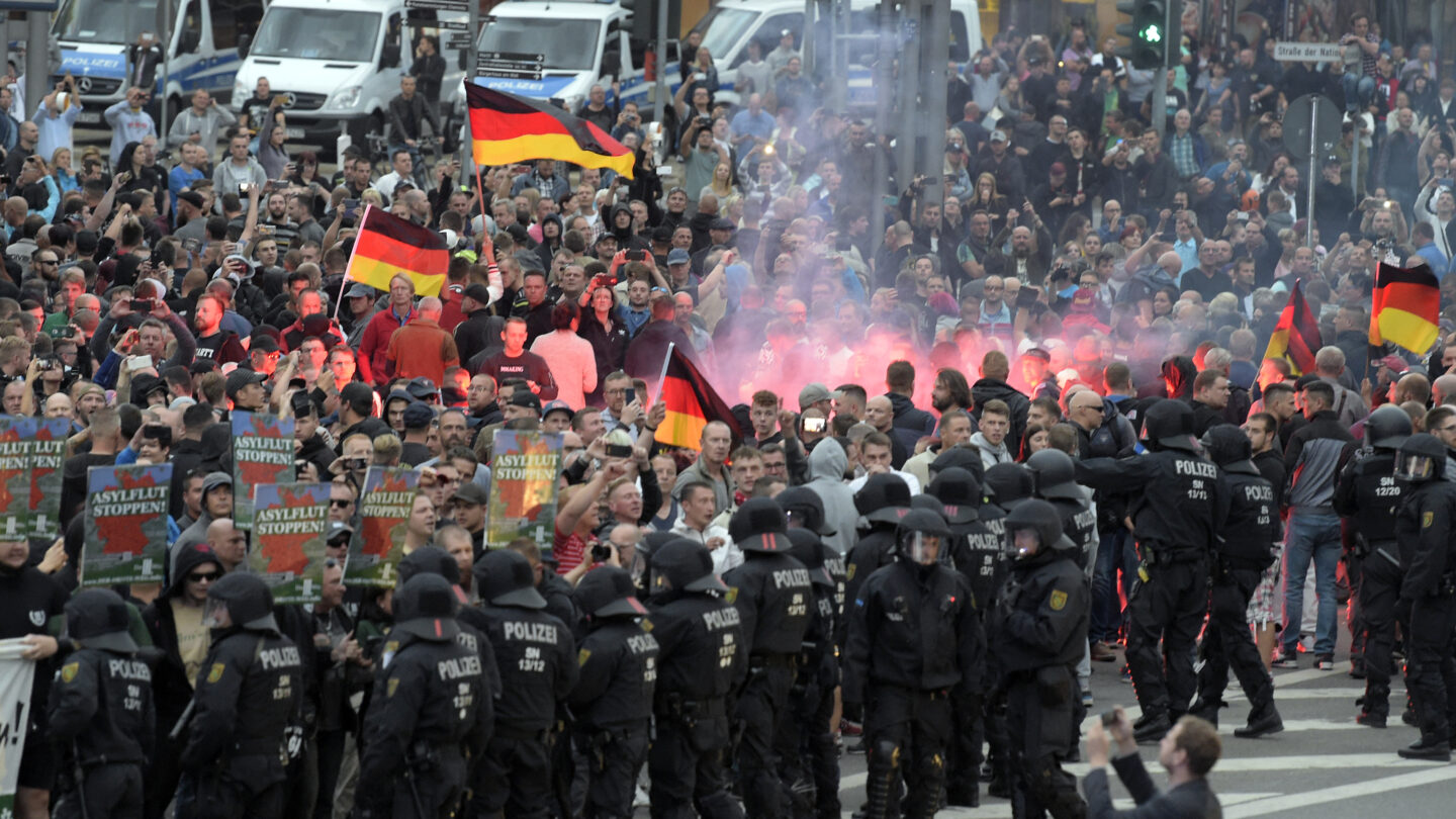 Los neonazis del norte de Europa salen a cazar inmigrantes |